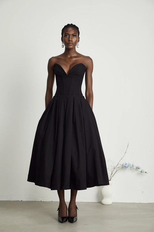 Vestido midi con hombros descubiertos y corsé