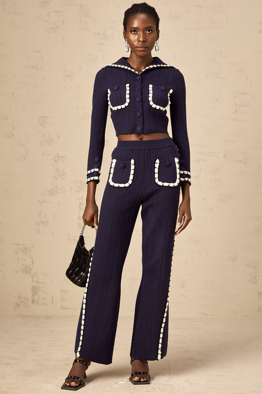 Chaqueta de punto azul marino y pantalones