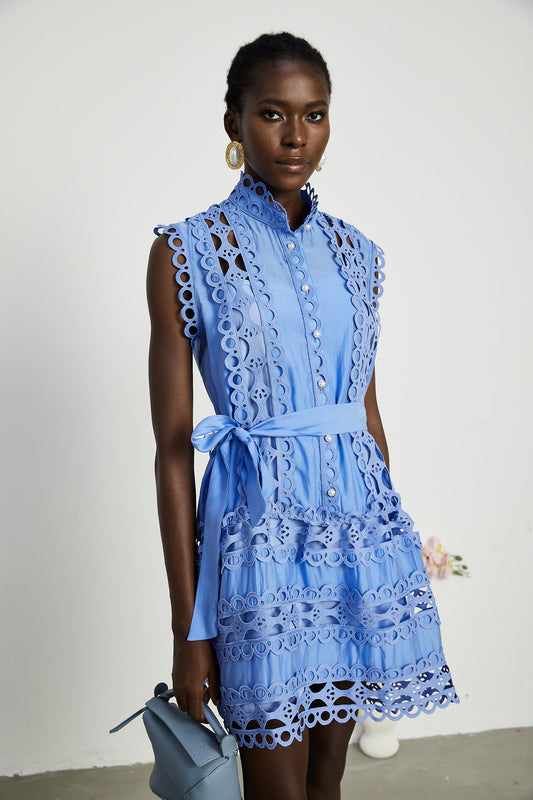 Vestido con cinturón y aberturas