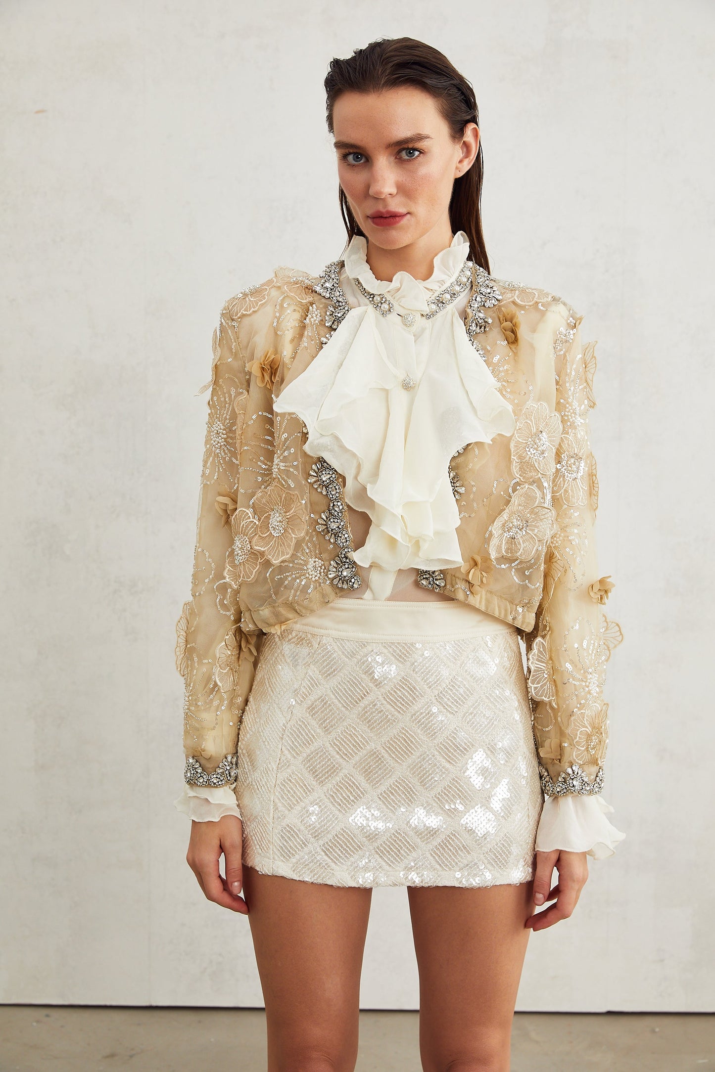 Chaqueta ligera semitransparente con flores bordadas