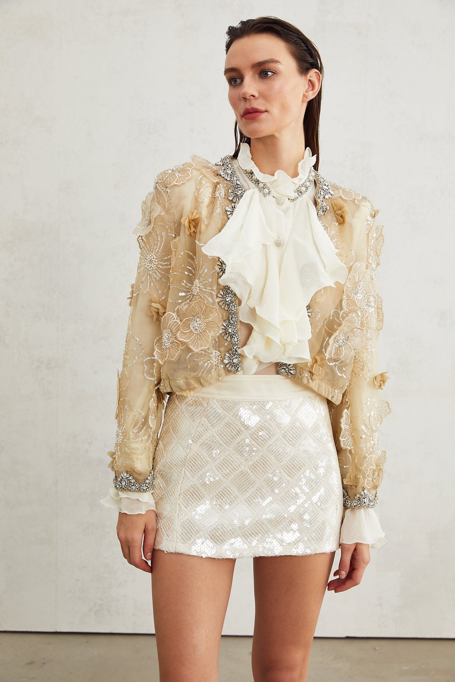 Chaqueta ligera semitransparente con flores bordadas