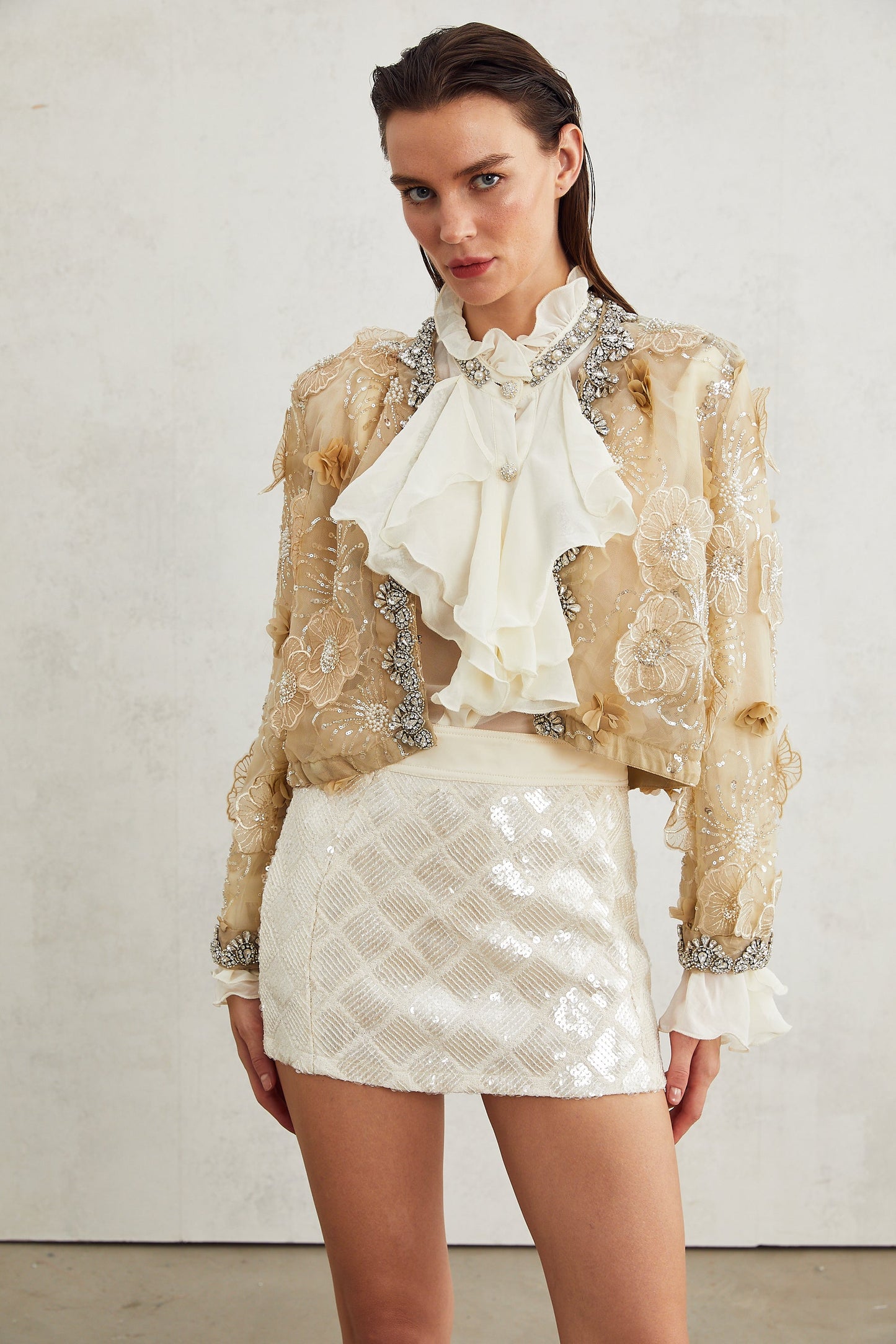 Chaqueta ligera semitransparente con flores bordadas