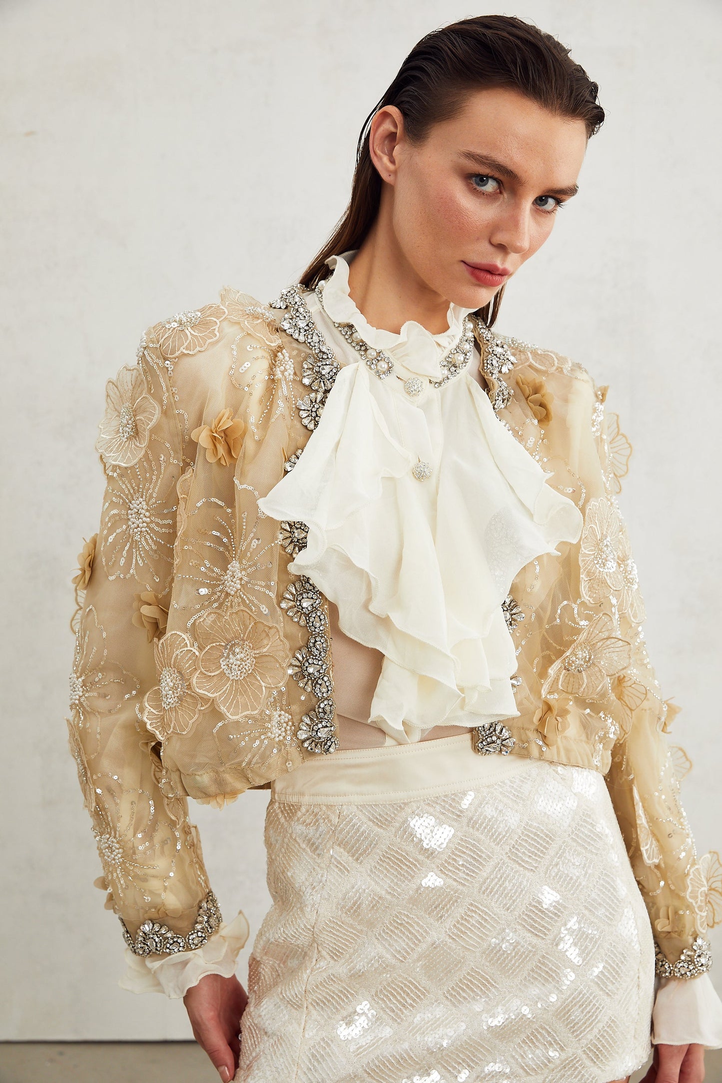 Chaqueta ligera semitransparente con flores bordadas