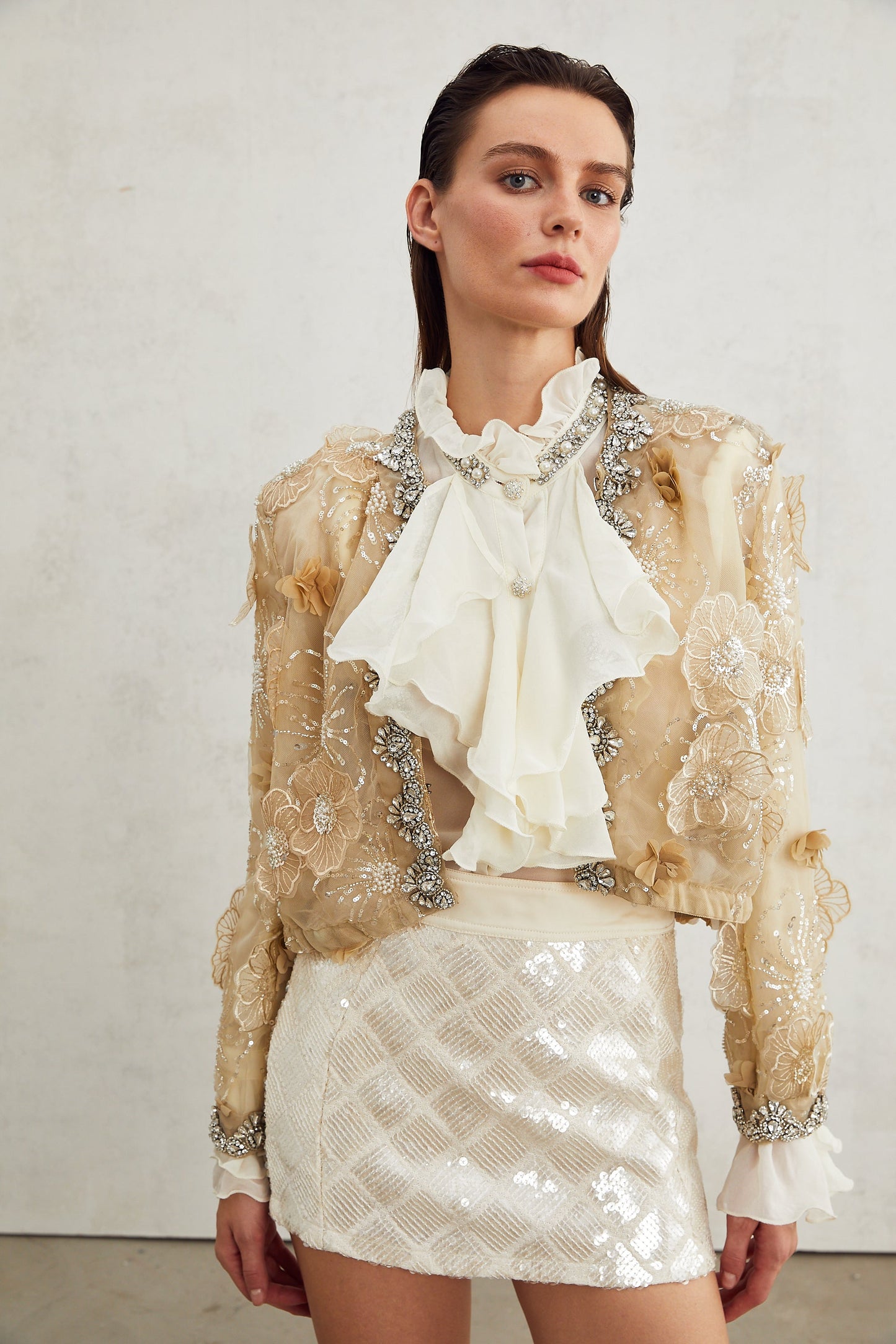 Chaqueta ligera semitransparente con flores bordadas