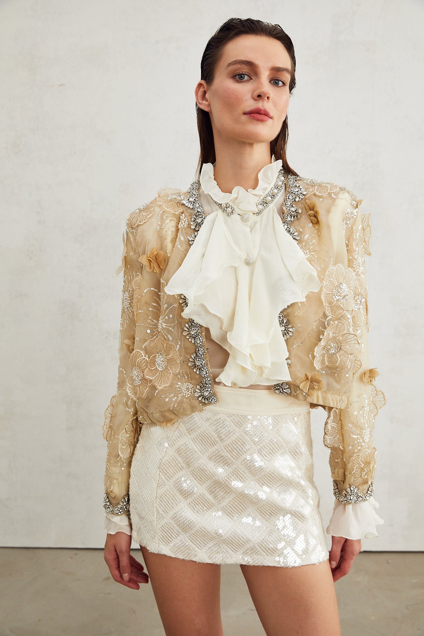 Chaqueta ligera semitransparente con flores bordadas