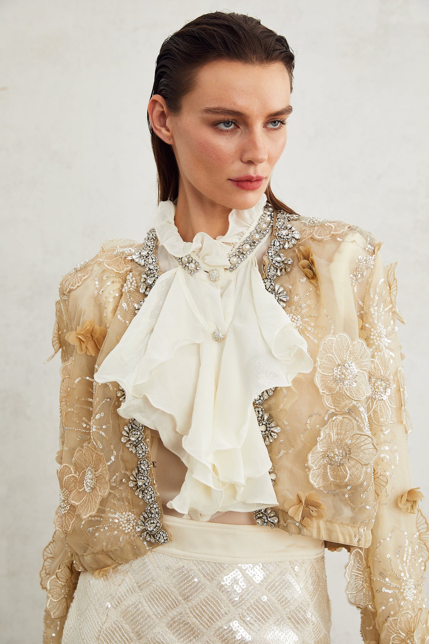 Chaqueta ligera semitransparente con flores bordadas