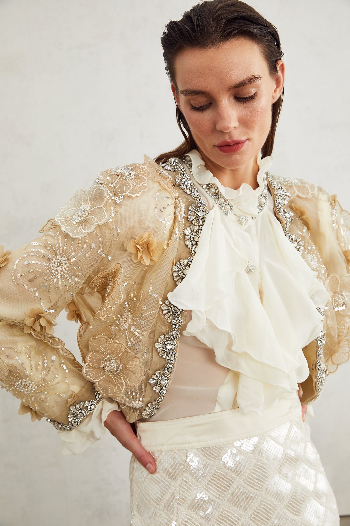 Chaqueta ligera semitransparente con flores bordadas