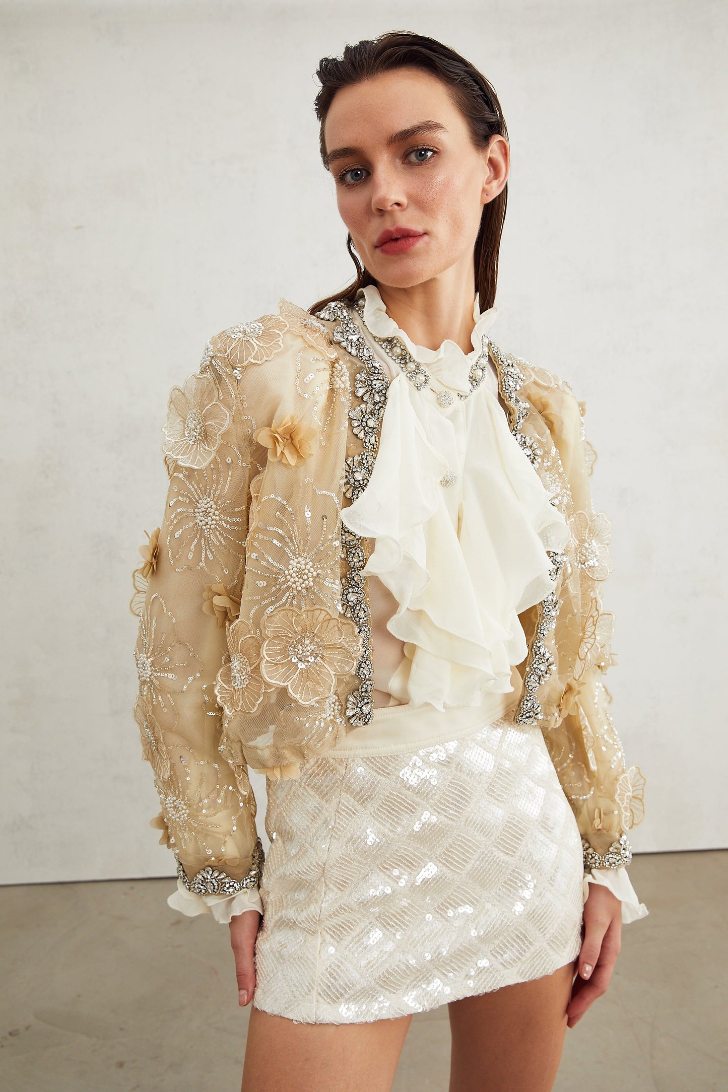 Chaqueta ligera semitransparente con flores bordadas