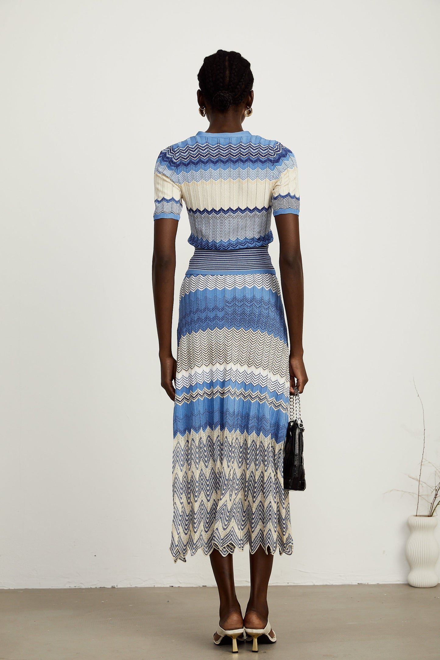 Top y falda de punto azul con diseño en zigzag
