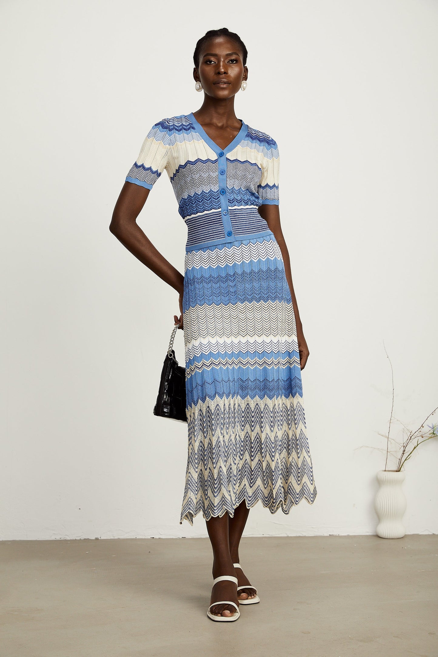 Top y falda de punto azul con diseño en zigzag