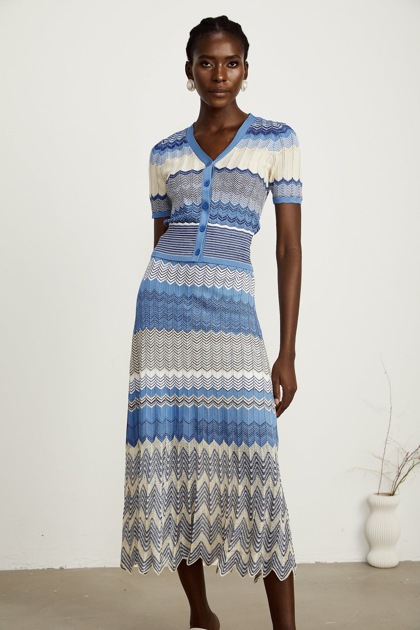 Top y falda de punto azul con diseño en zigzag