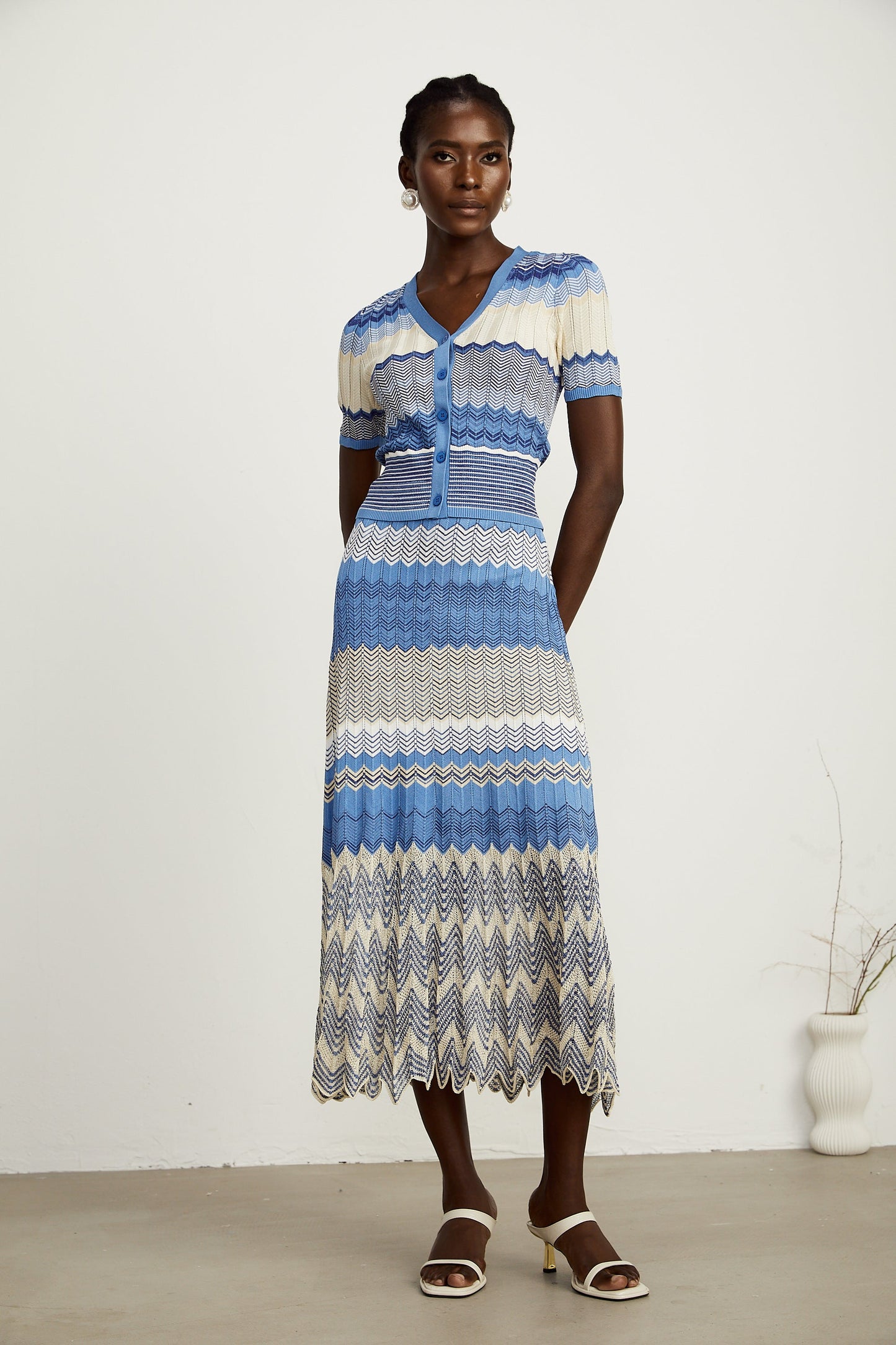 Top y falda de punto azul con diseño en zigzag