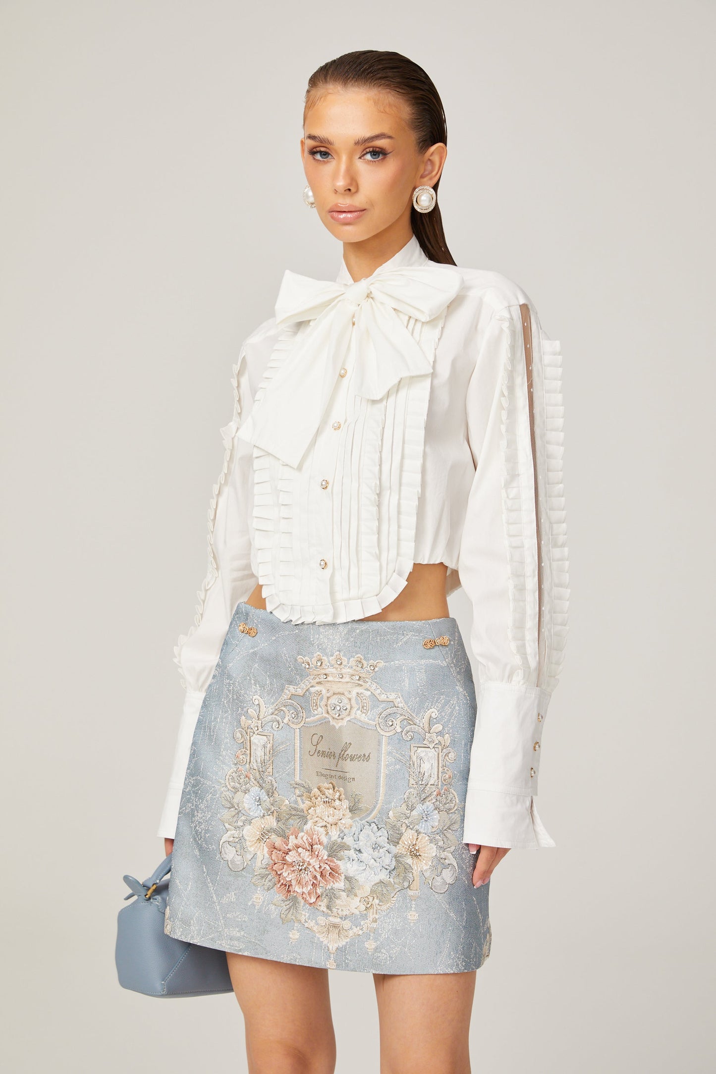 Camisa con cuello bufanda plisado