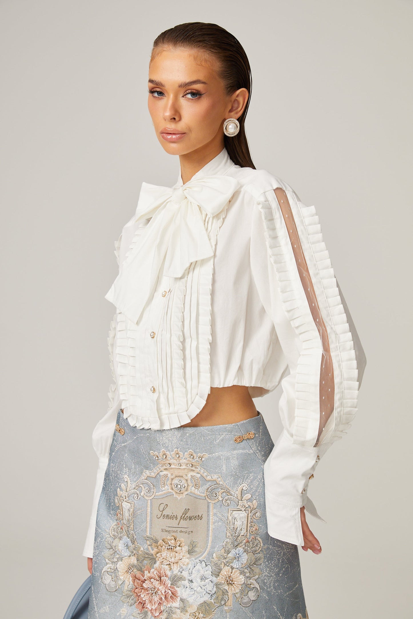 Camisa con cuello bufanda plisado