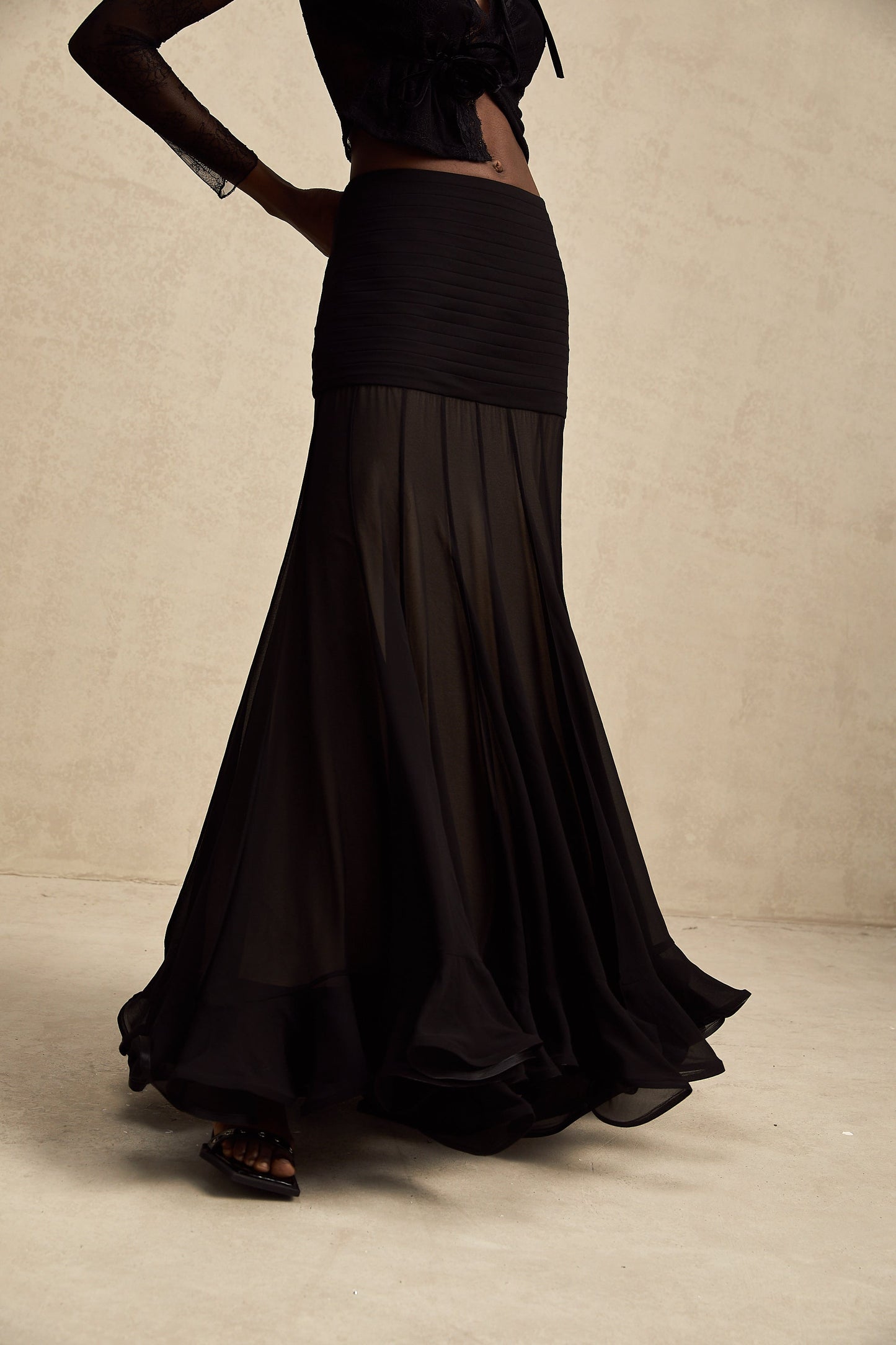 Falda larga de tul plisado con volantes