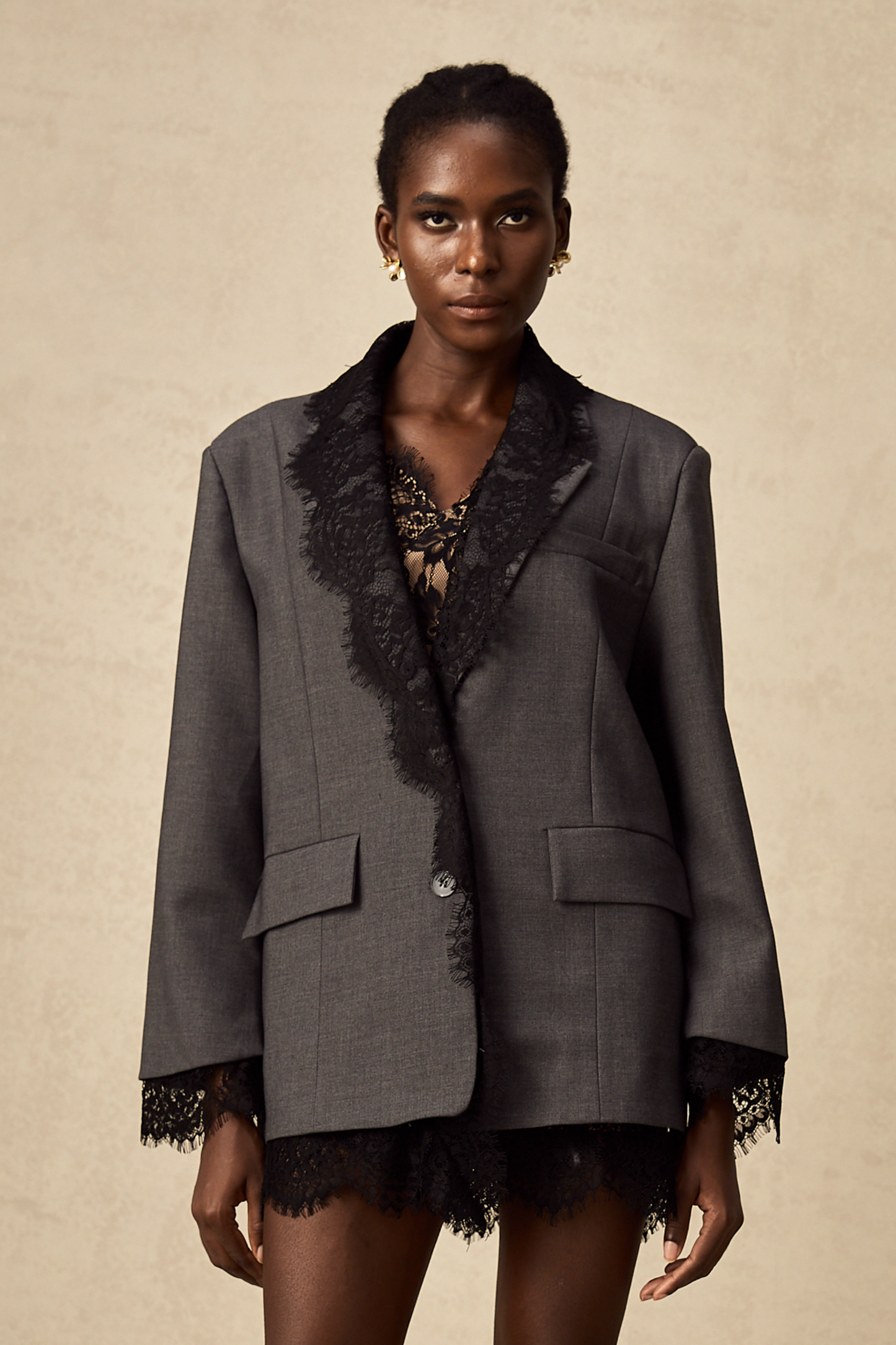 Blazer gris con ribete de encaje
