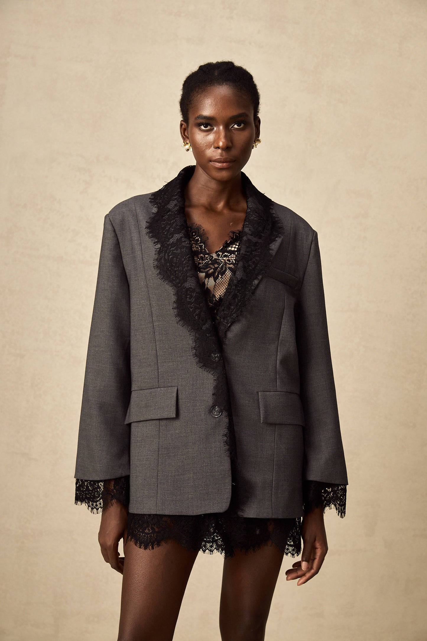 Blazer gris con ribete de encaje