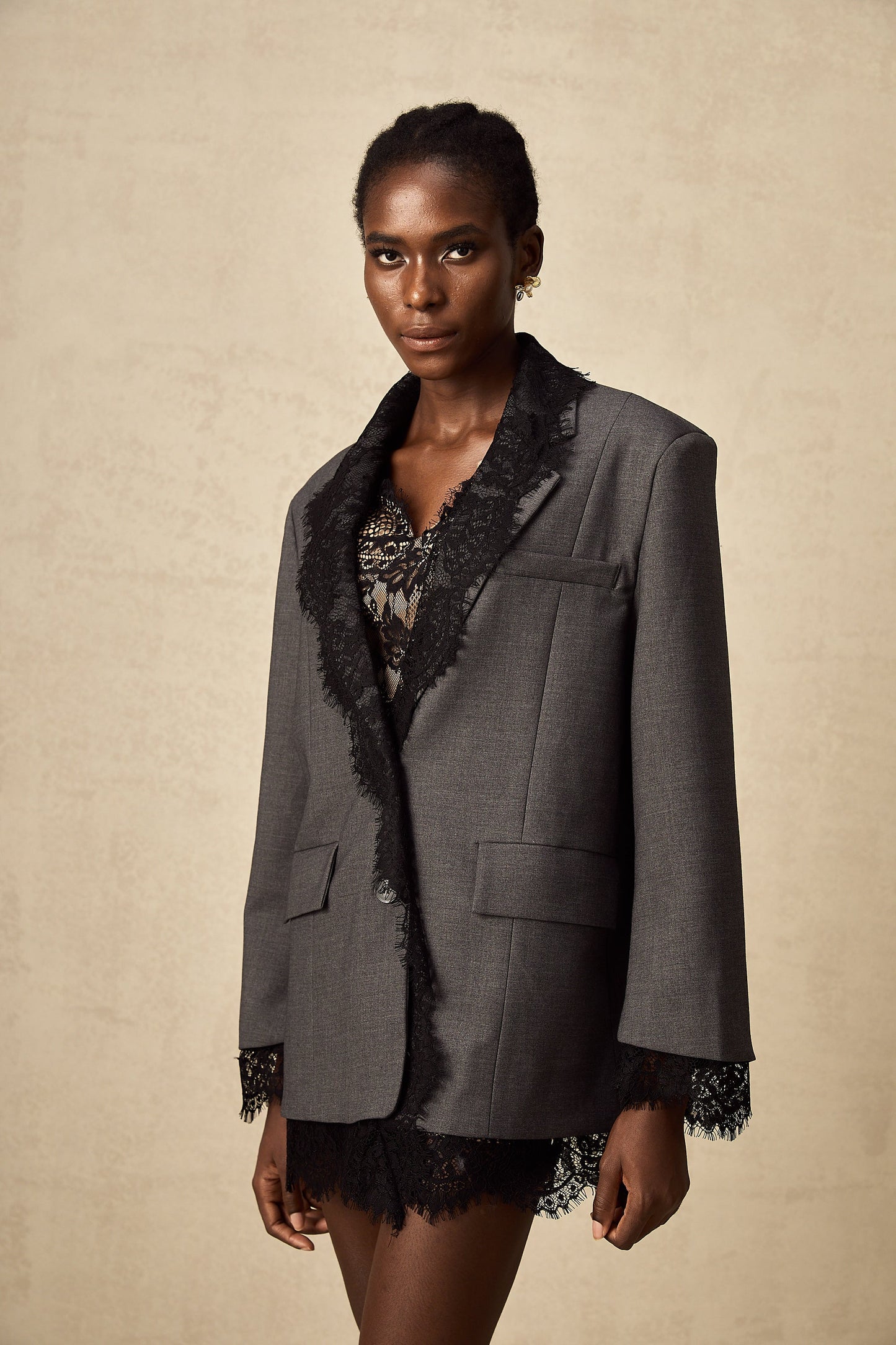 Blazer gris con ribete de encaje