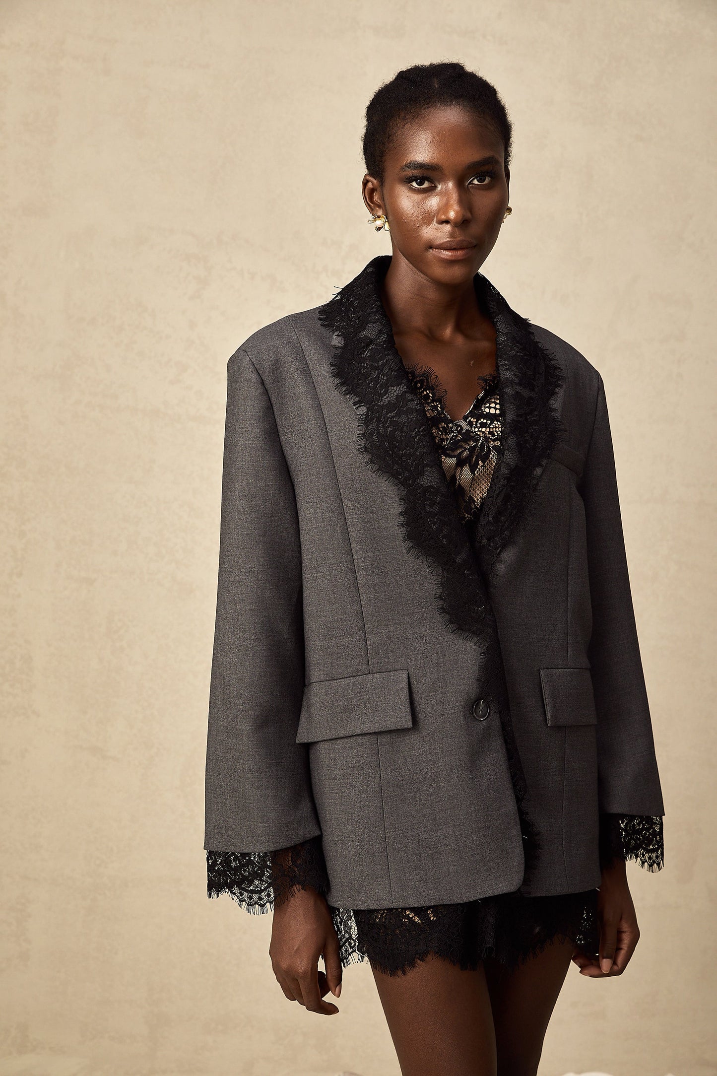 Blazer gris con ribete de encaje