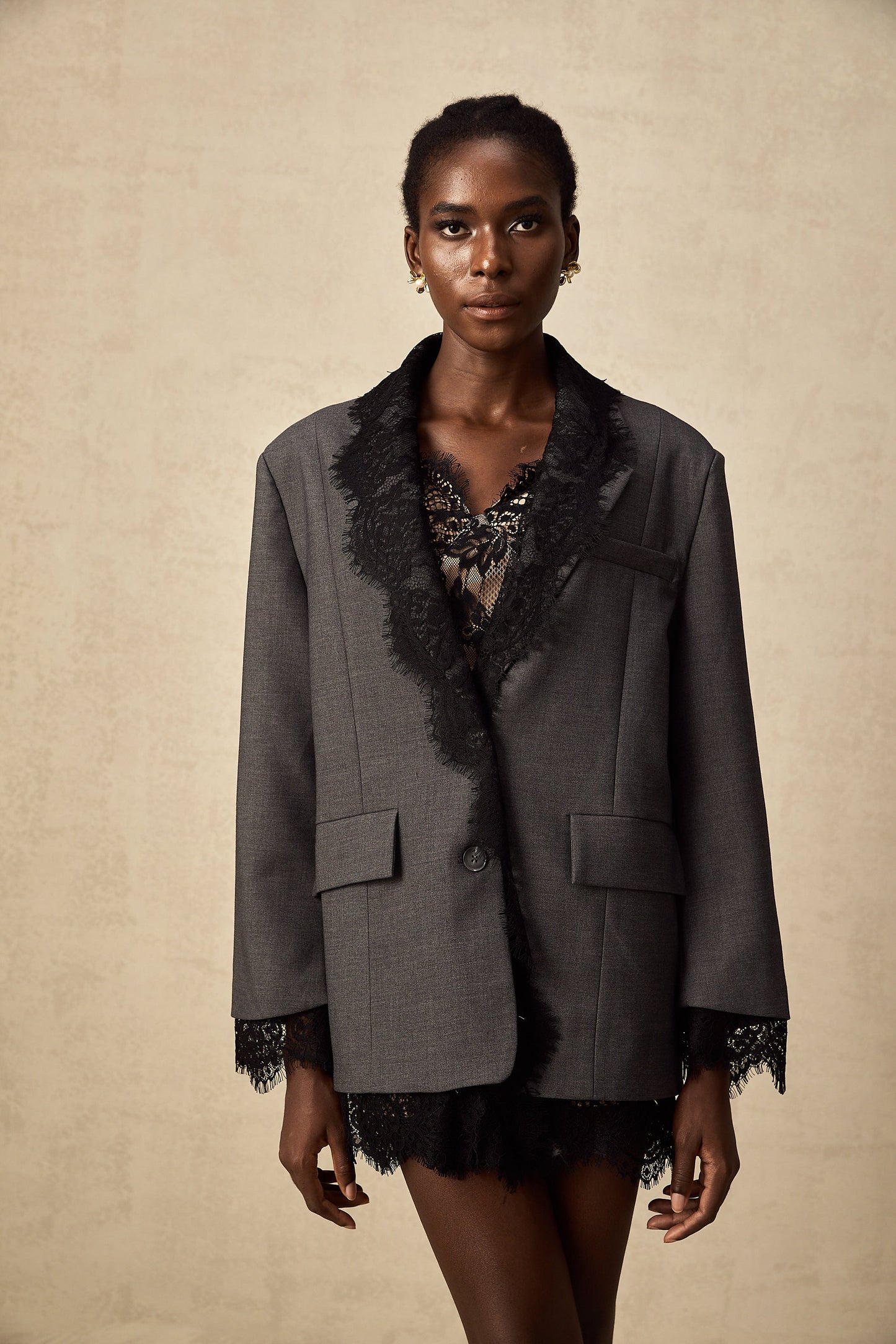 Blazer gris con ribete de encaje