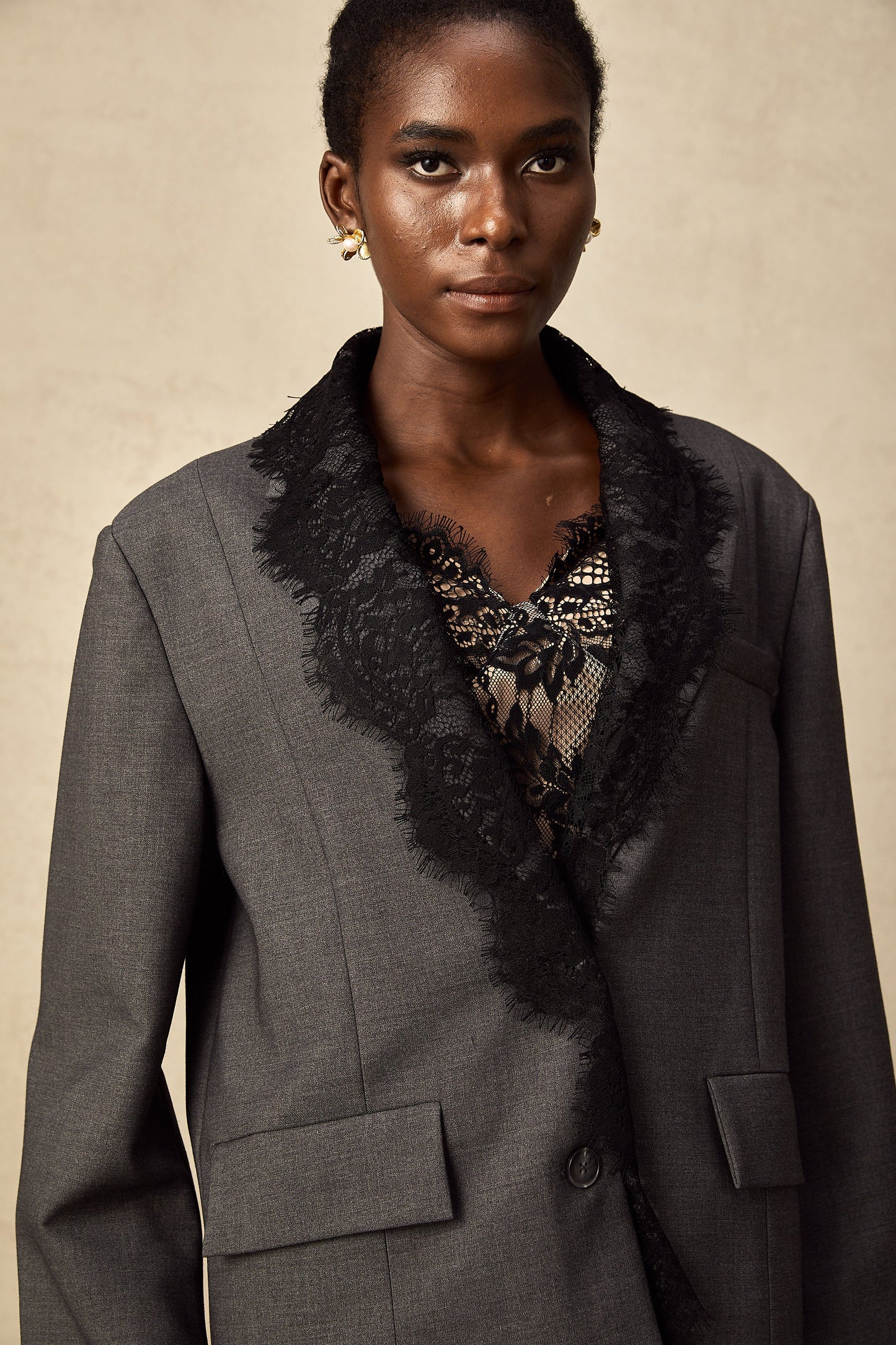 Blazer gris con ribete de encaje