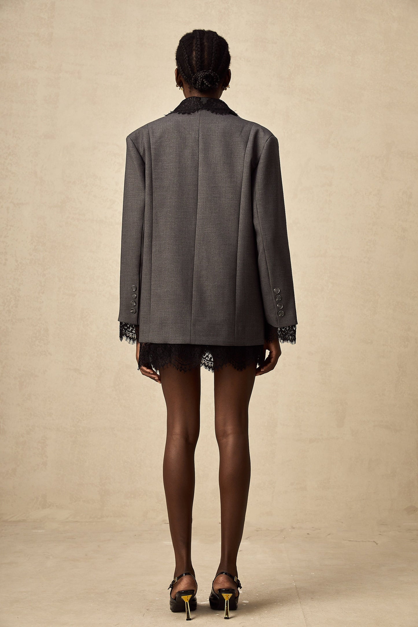 Blazer gris con ribete de encaje