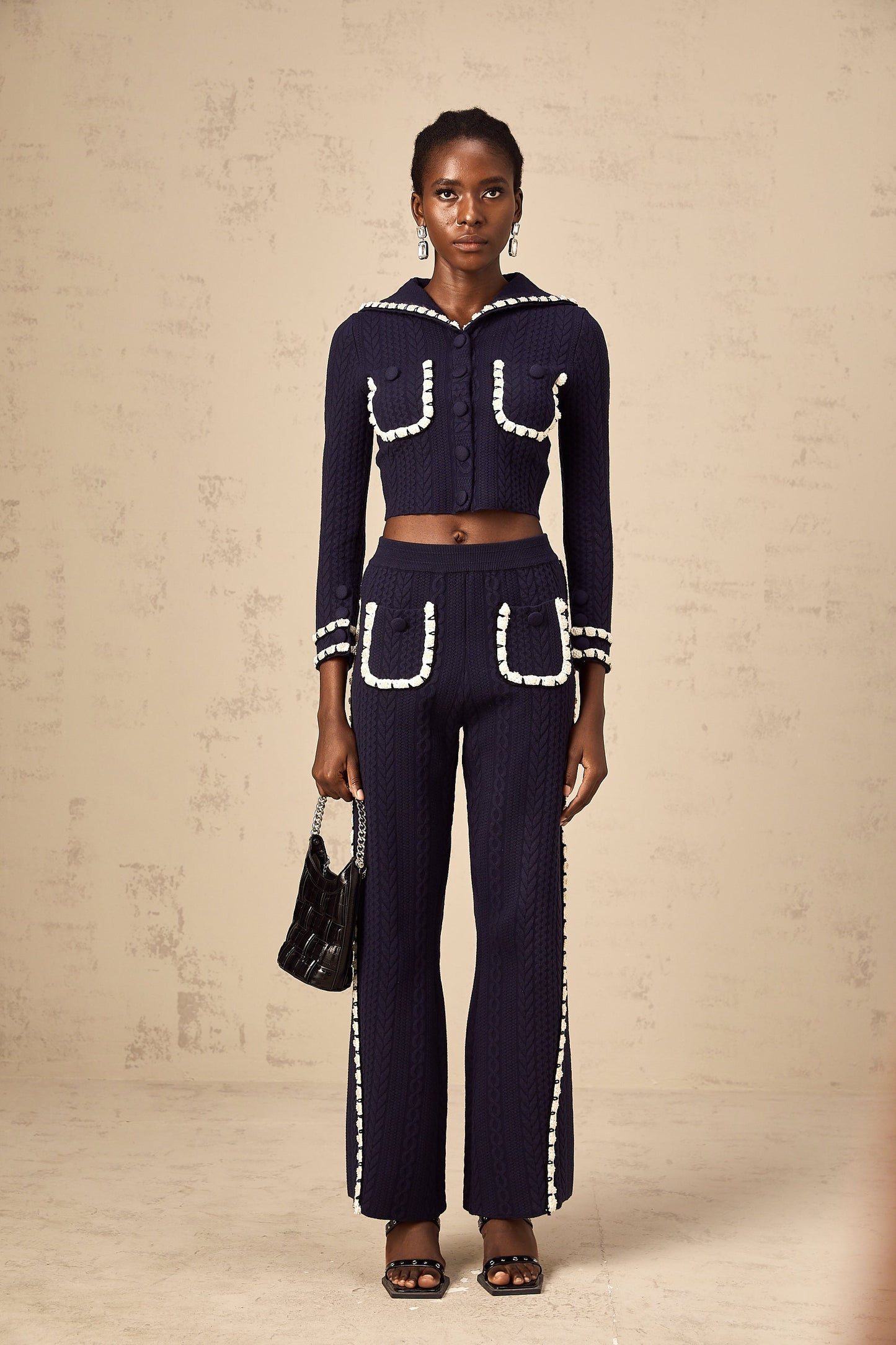 Chaqueta de punto azul marino y pantalones