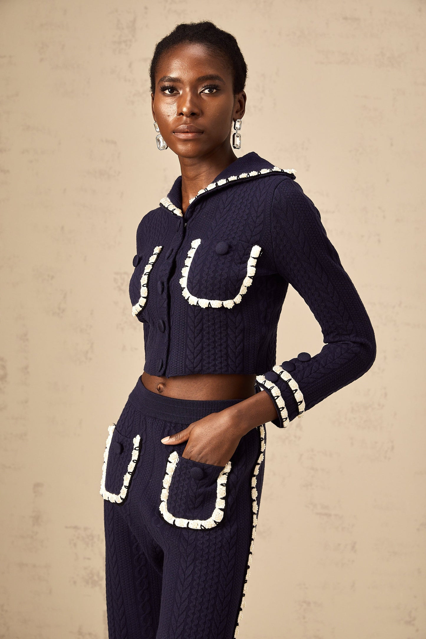 Chaqueta de punto azul marino y pantalones