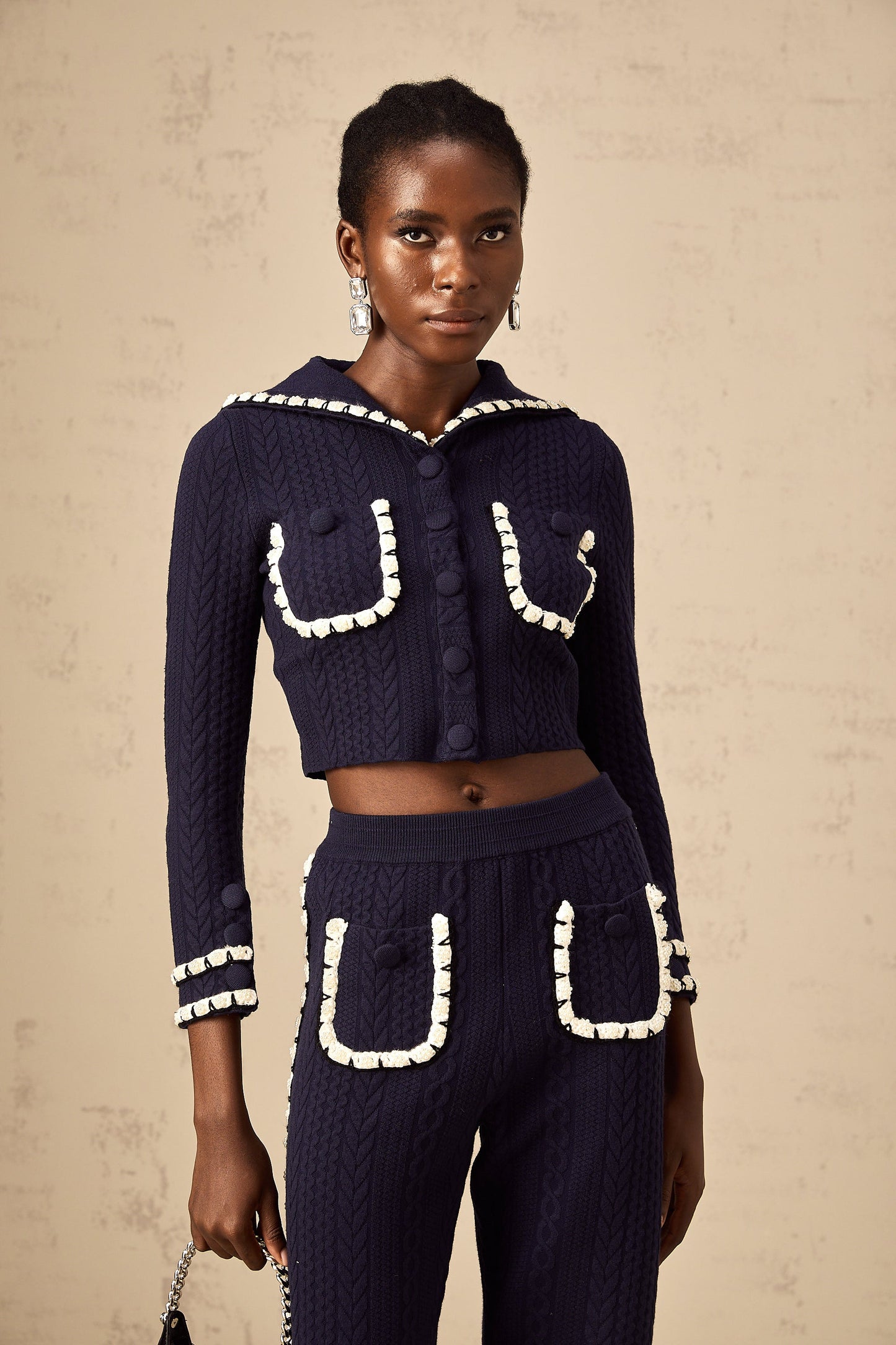 Chaqueta de punto azul marino y pantalones