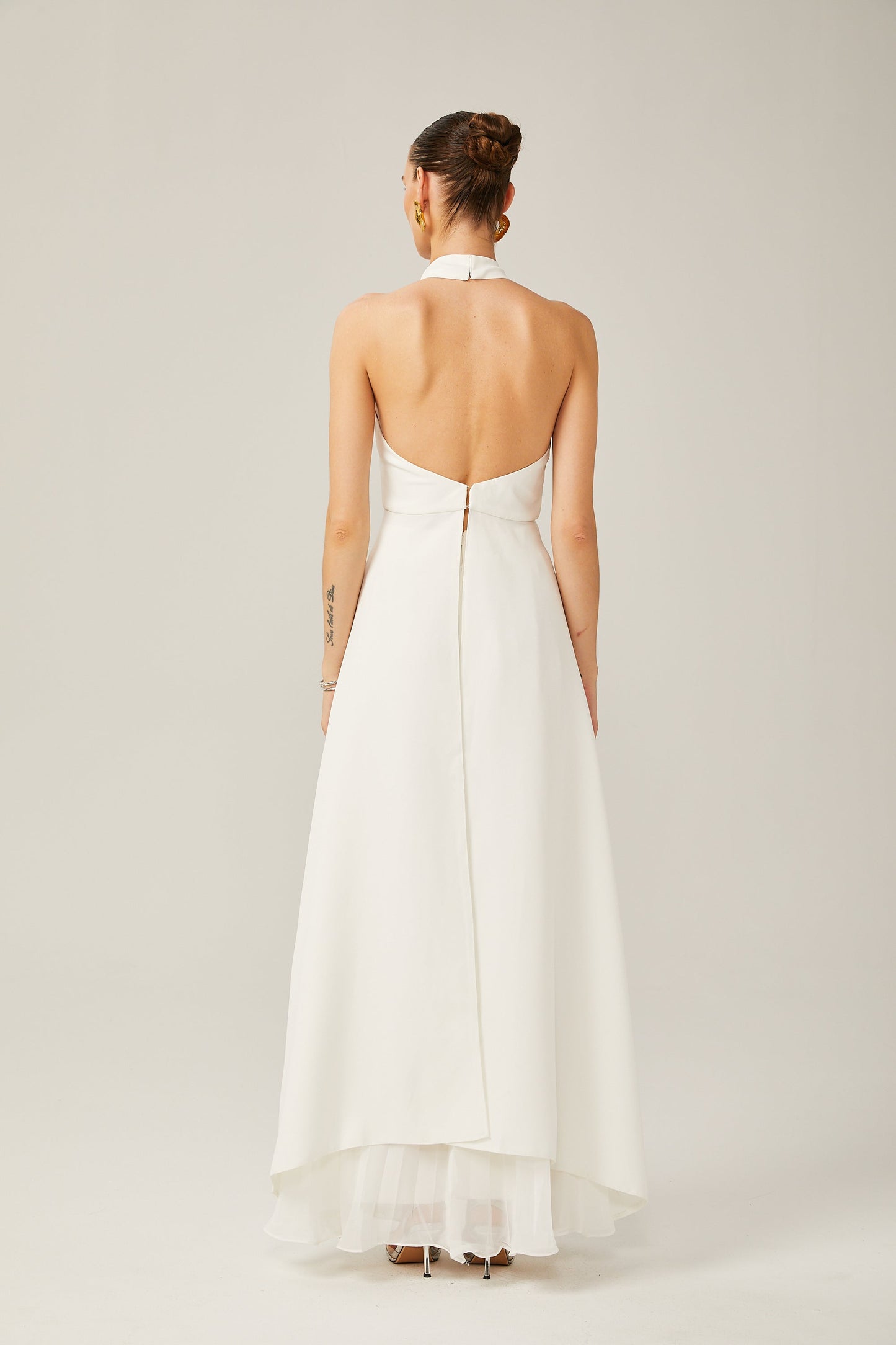 Vestido largo con capas y cuello halter