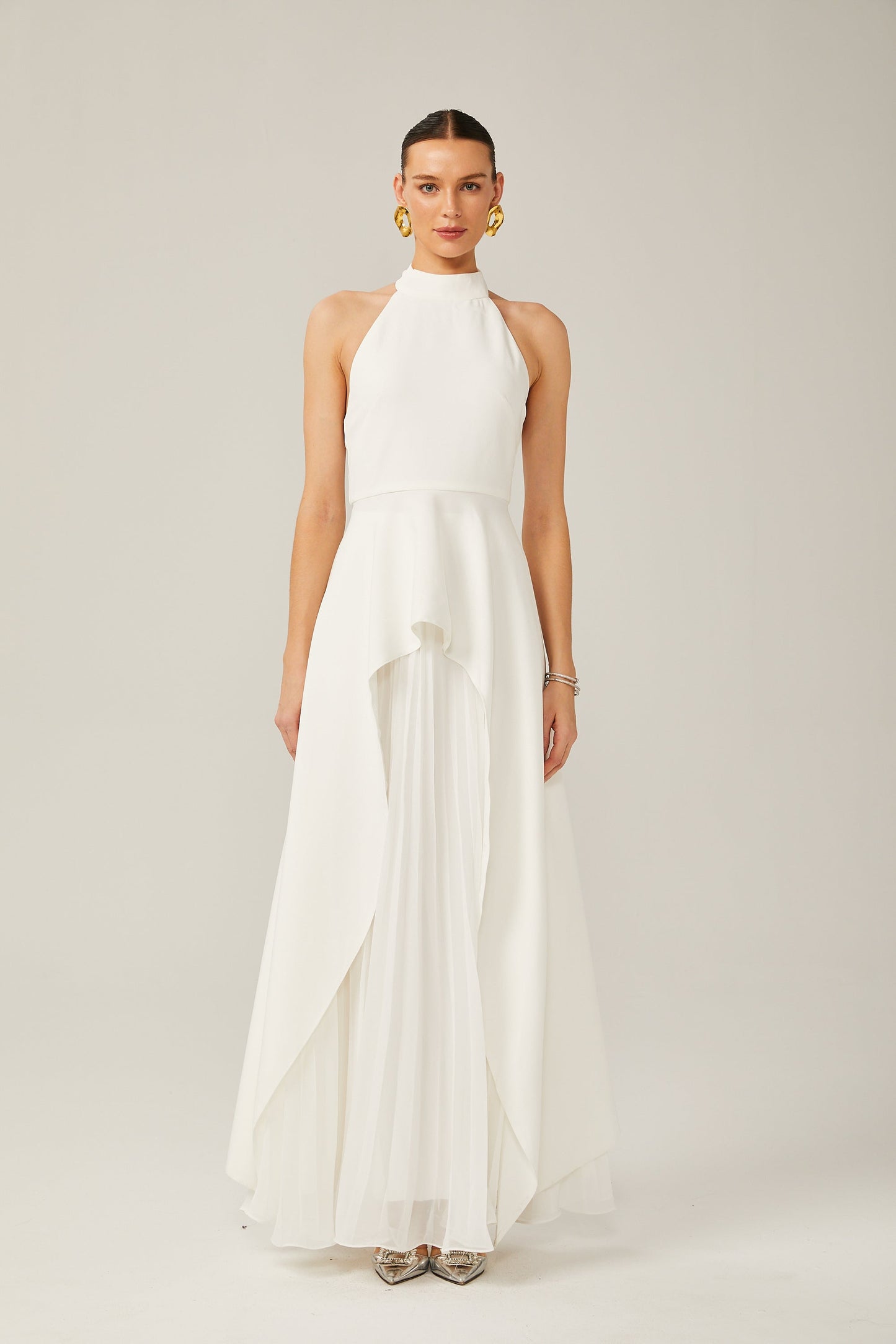 Vestido largo con capas y cuello halter
