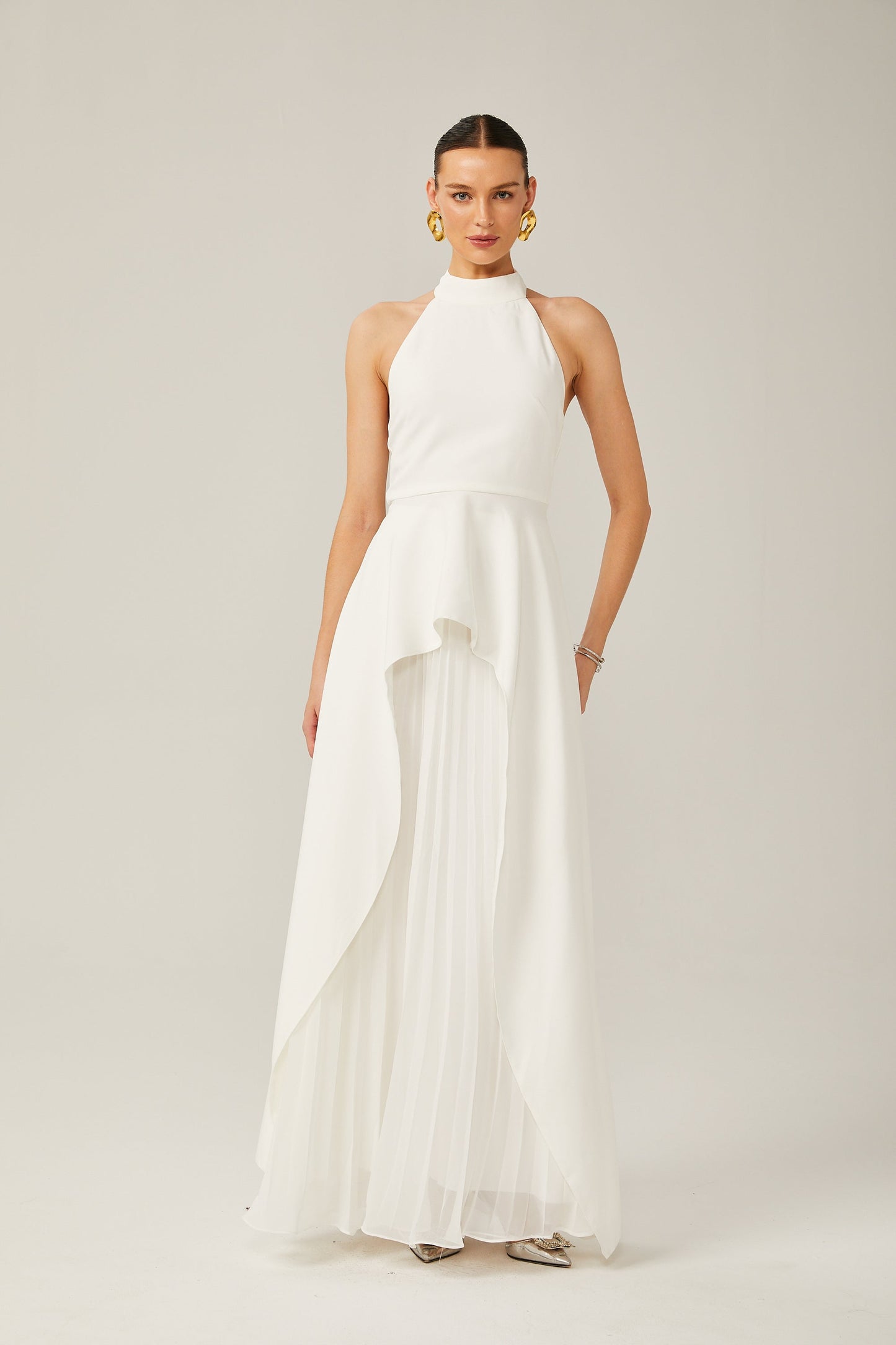 Vestido largo con capas y cuello halter