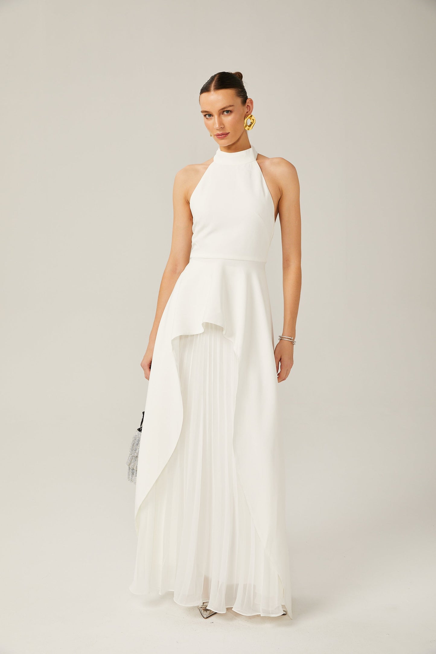 Vestido largo con capas y cuello halter