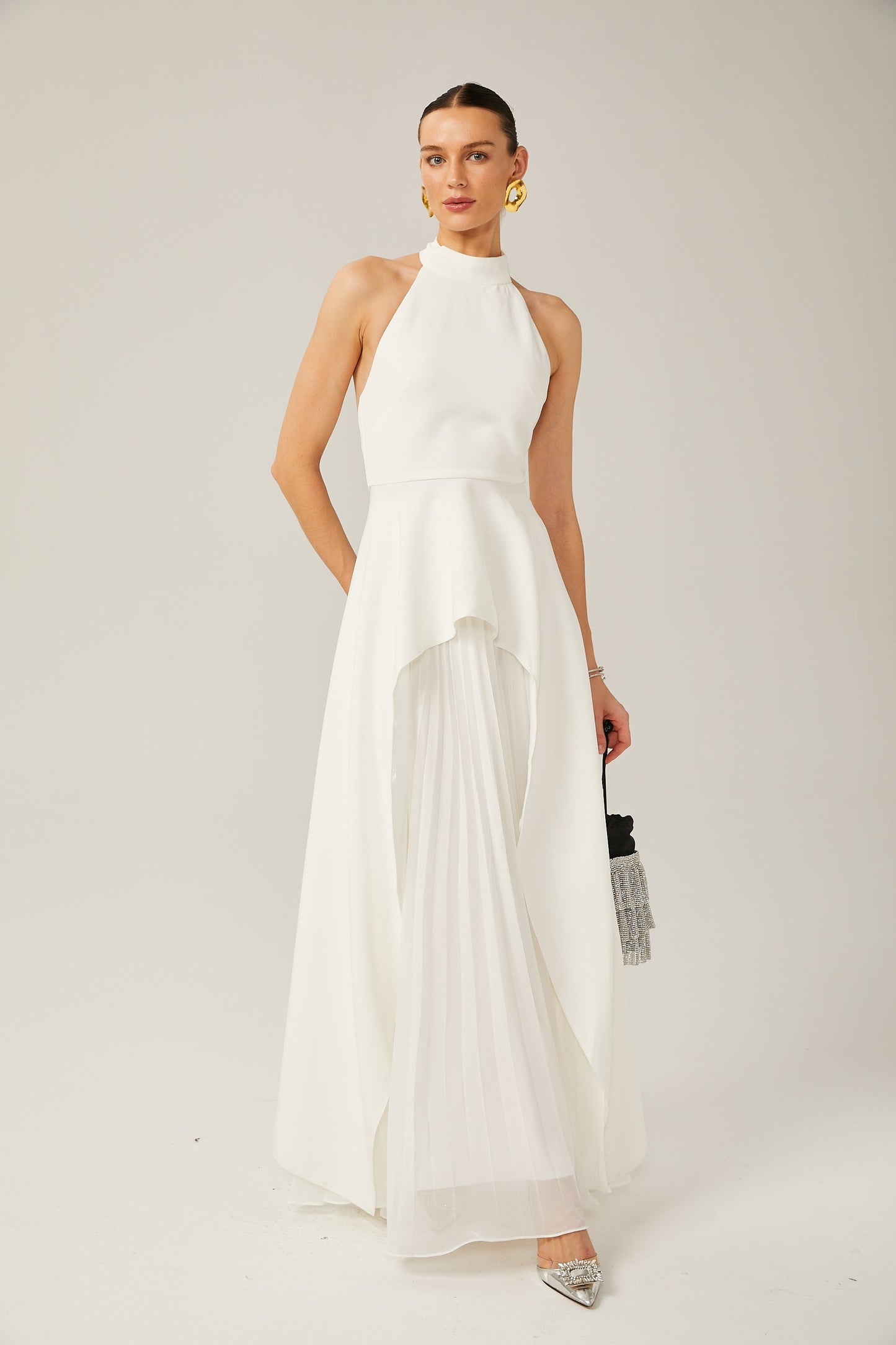 Vestido largo con capas y cuello halter