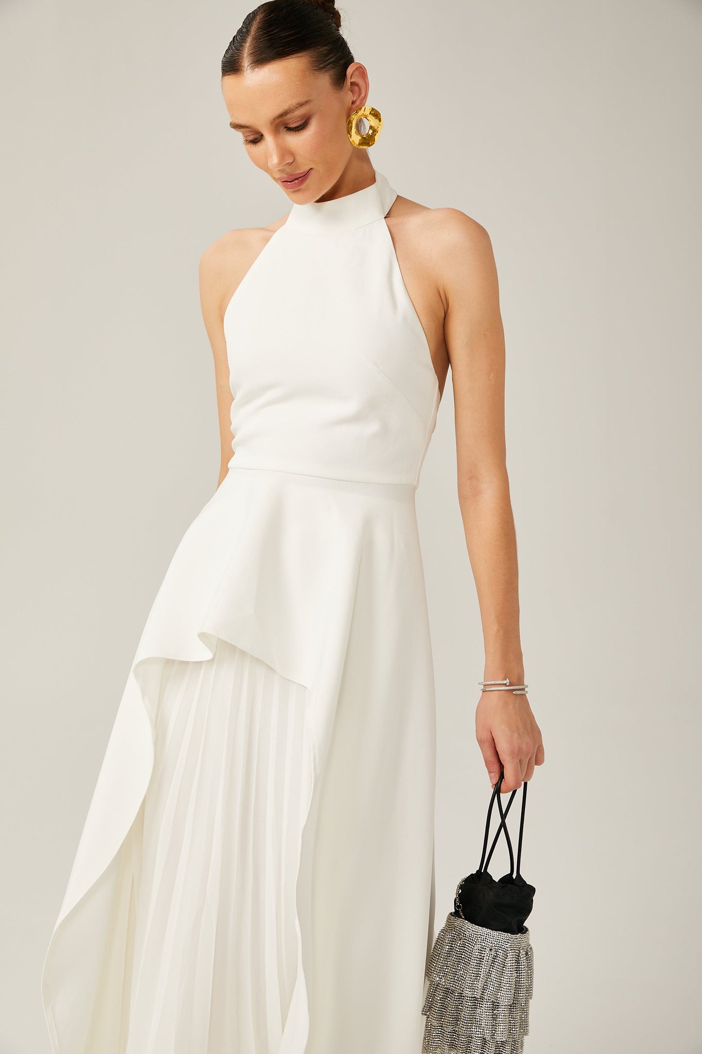 Vestido largo con capas y cuello halter