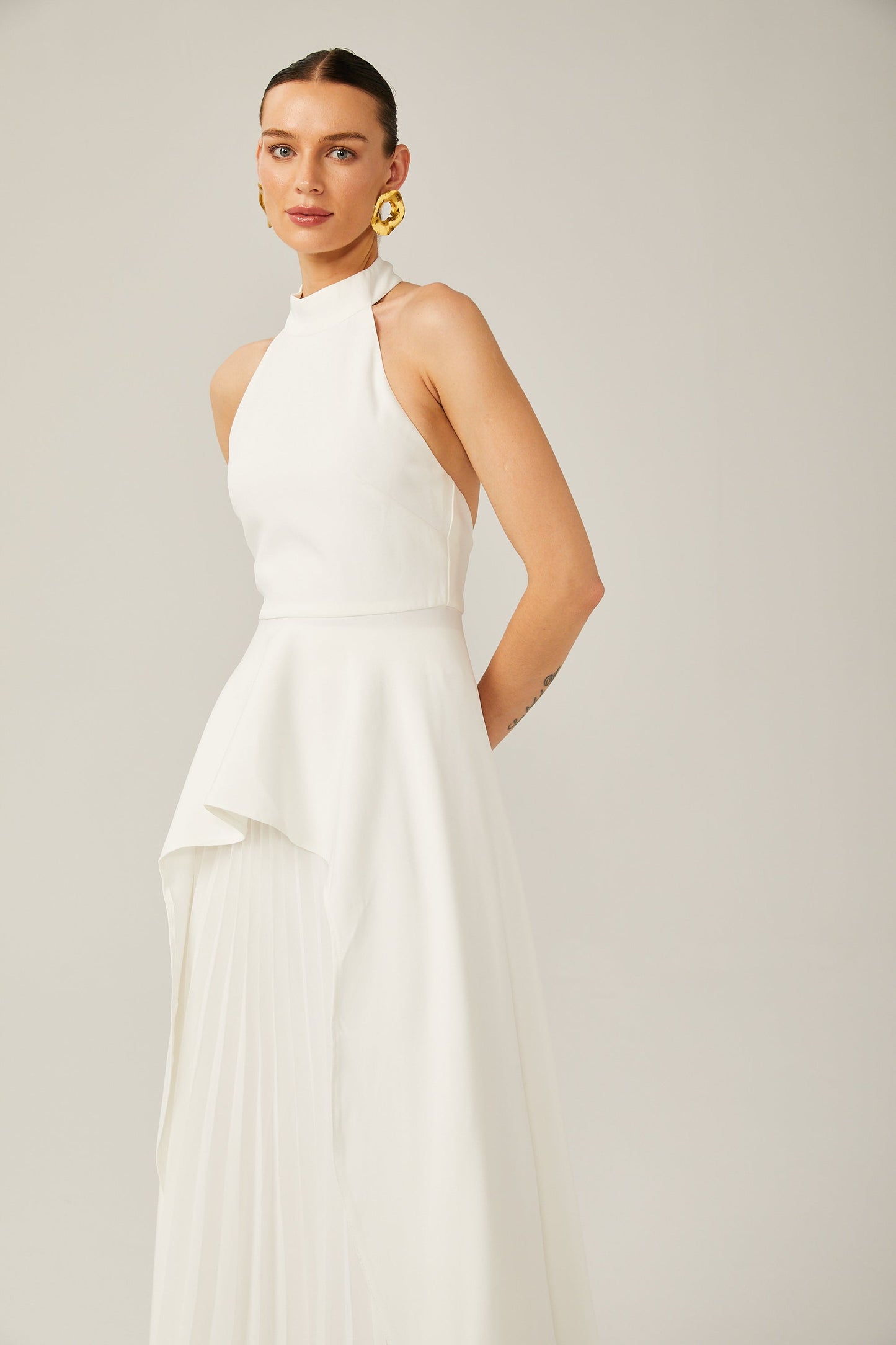 Vestido largo con capas y cuello halter