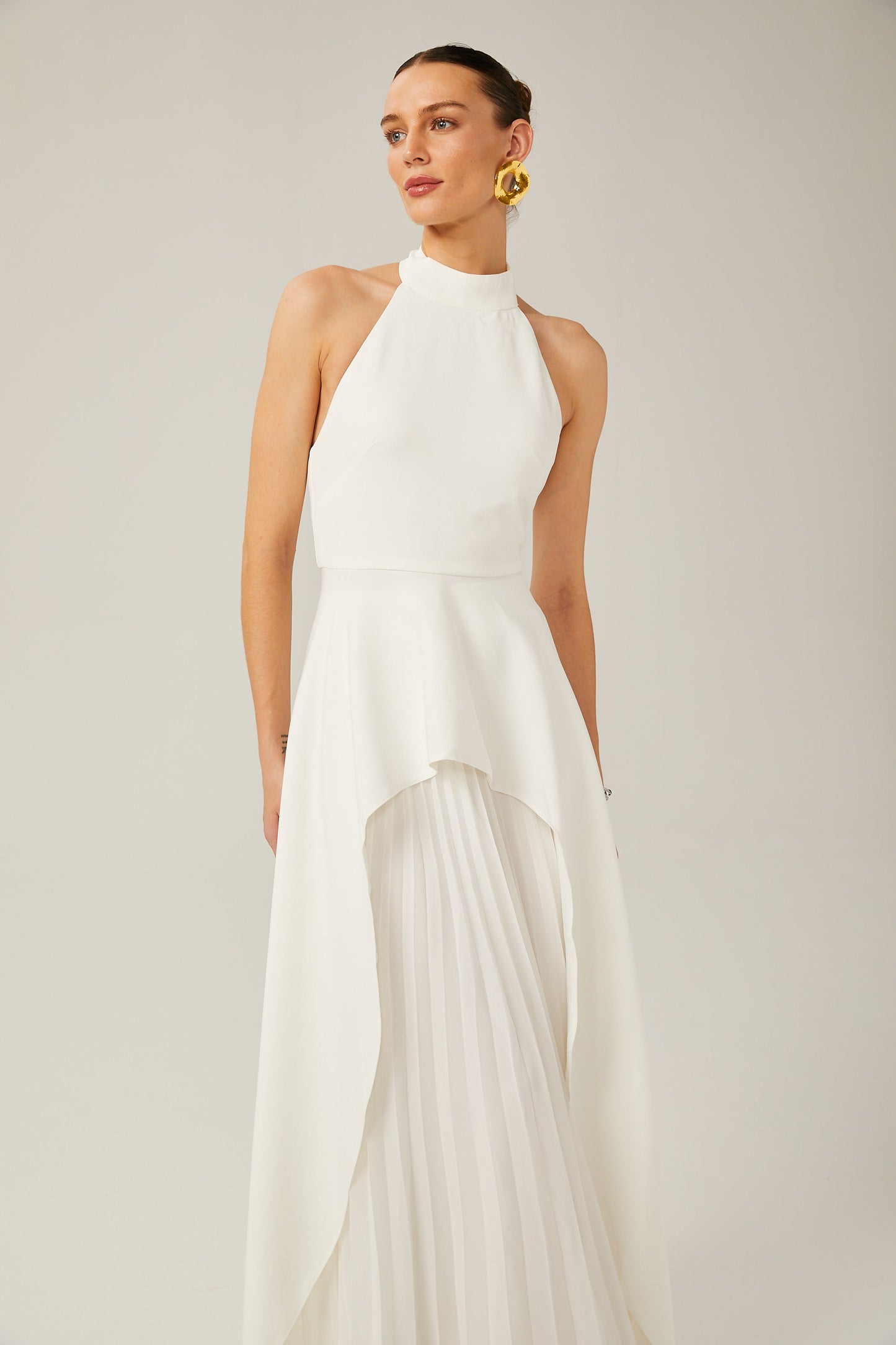 Vestido largo con capas y cuello halter