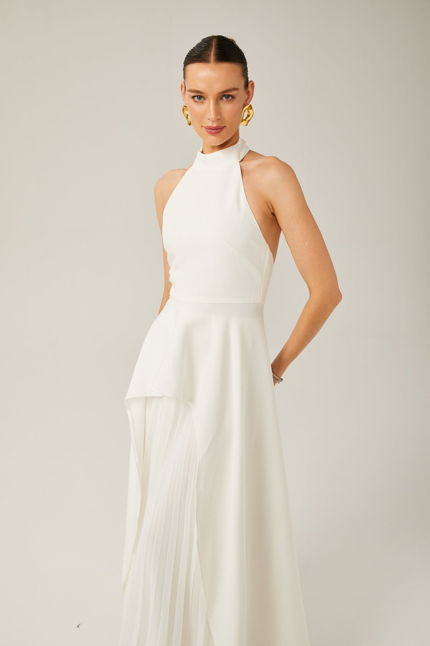 Vestido largo con capas y cuello halter
