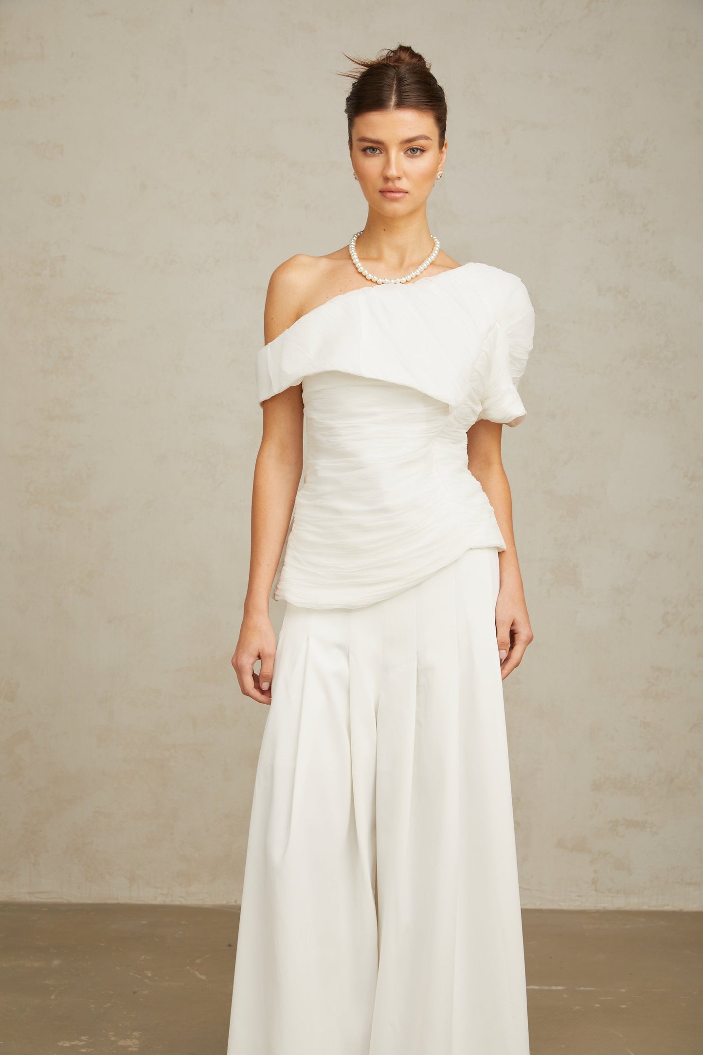 Conjunto de blusa y pantalón a juego con pliegues