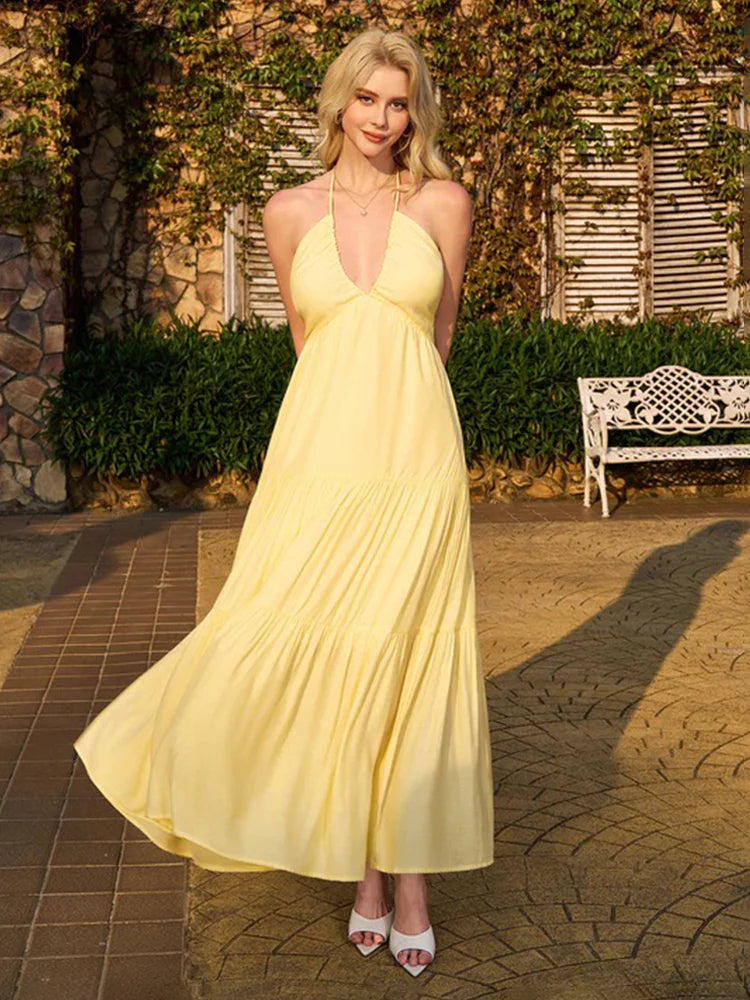 Vestido largo con volantes y cuello halter