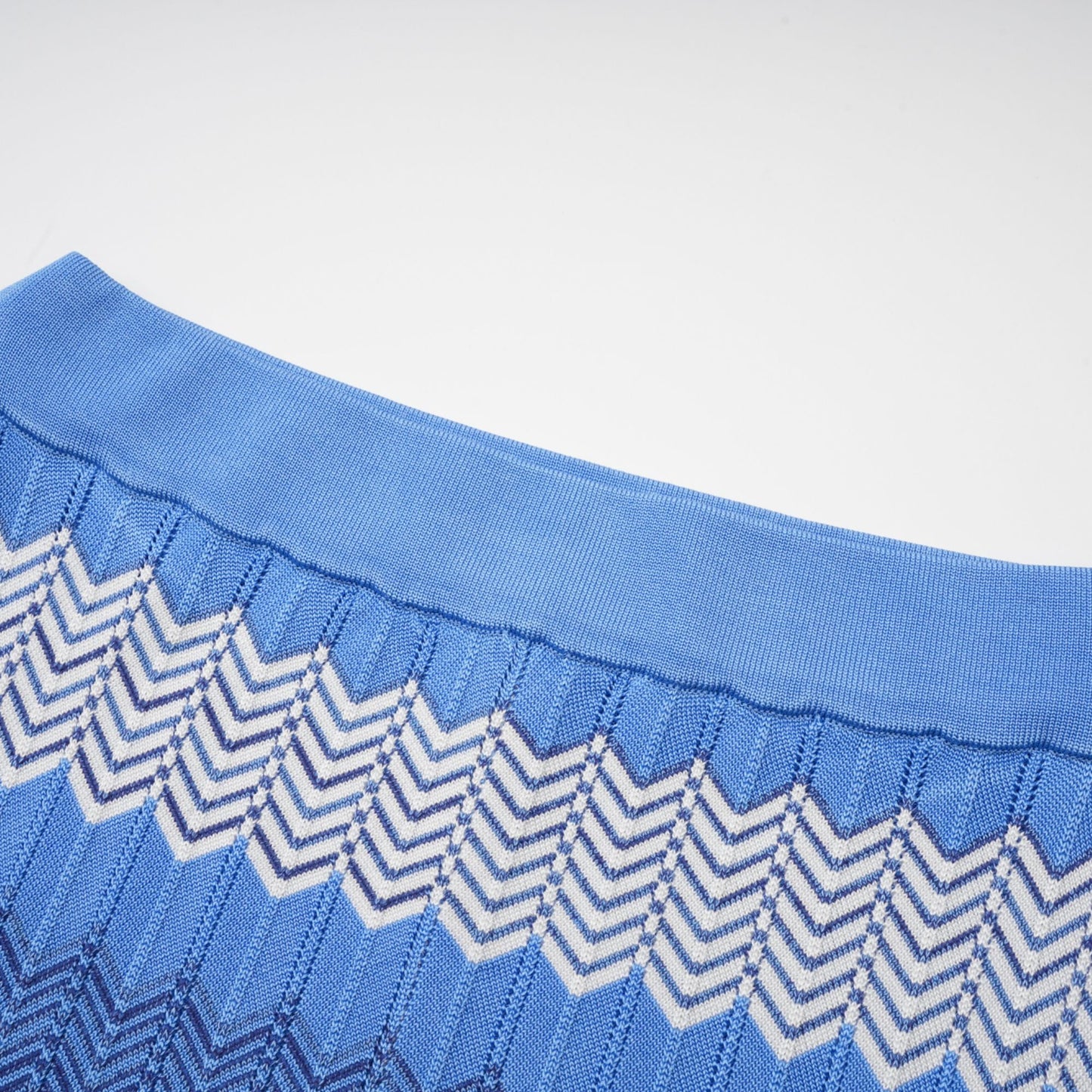 Top y falda de punto azul con diseño en zigzag