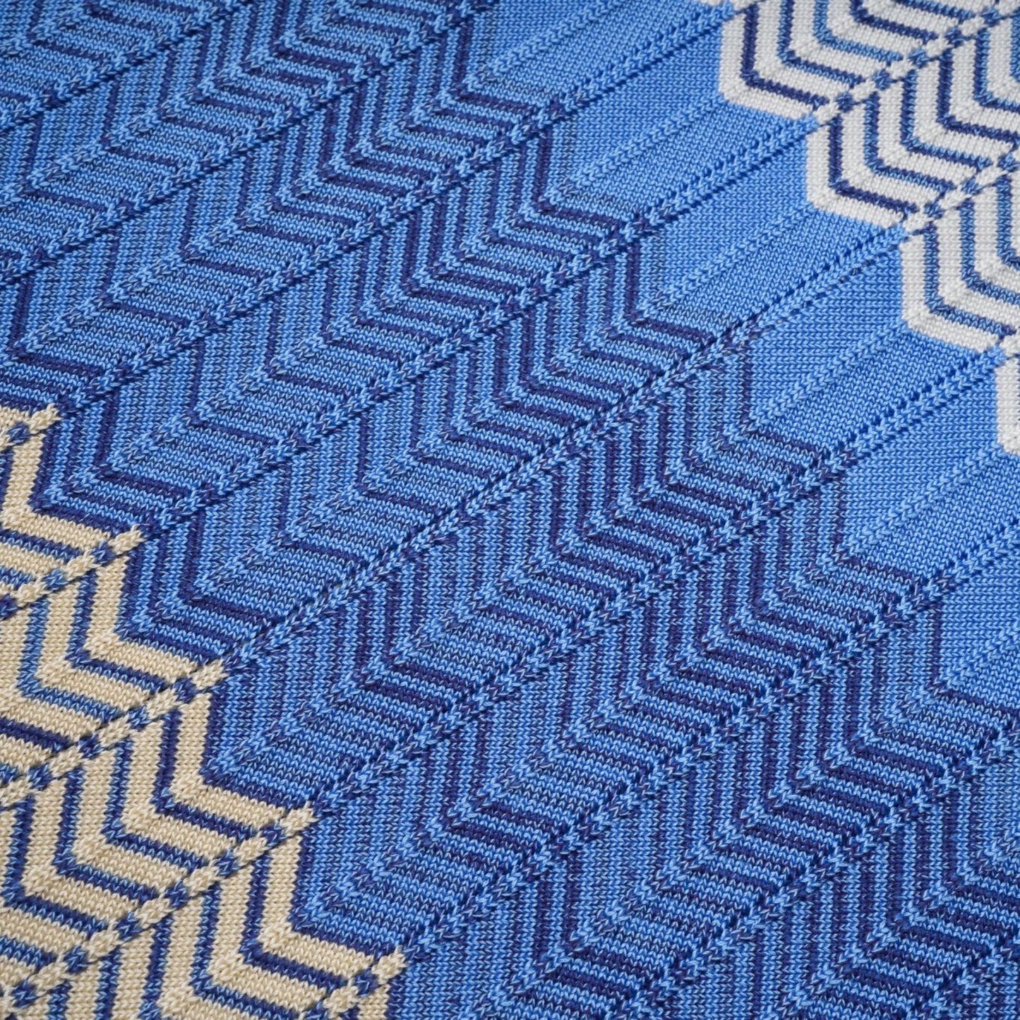 Top y falda de punto azul con diseño en zigzag