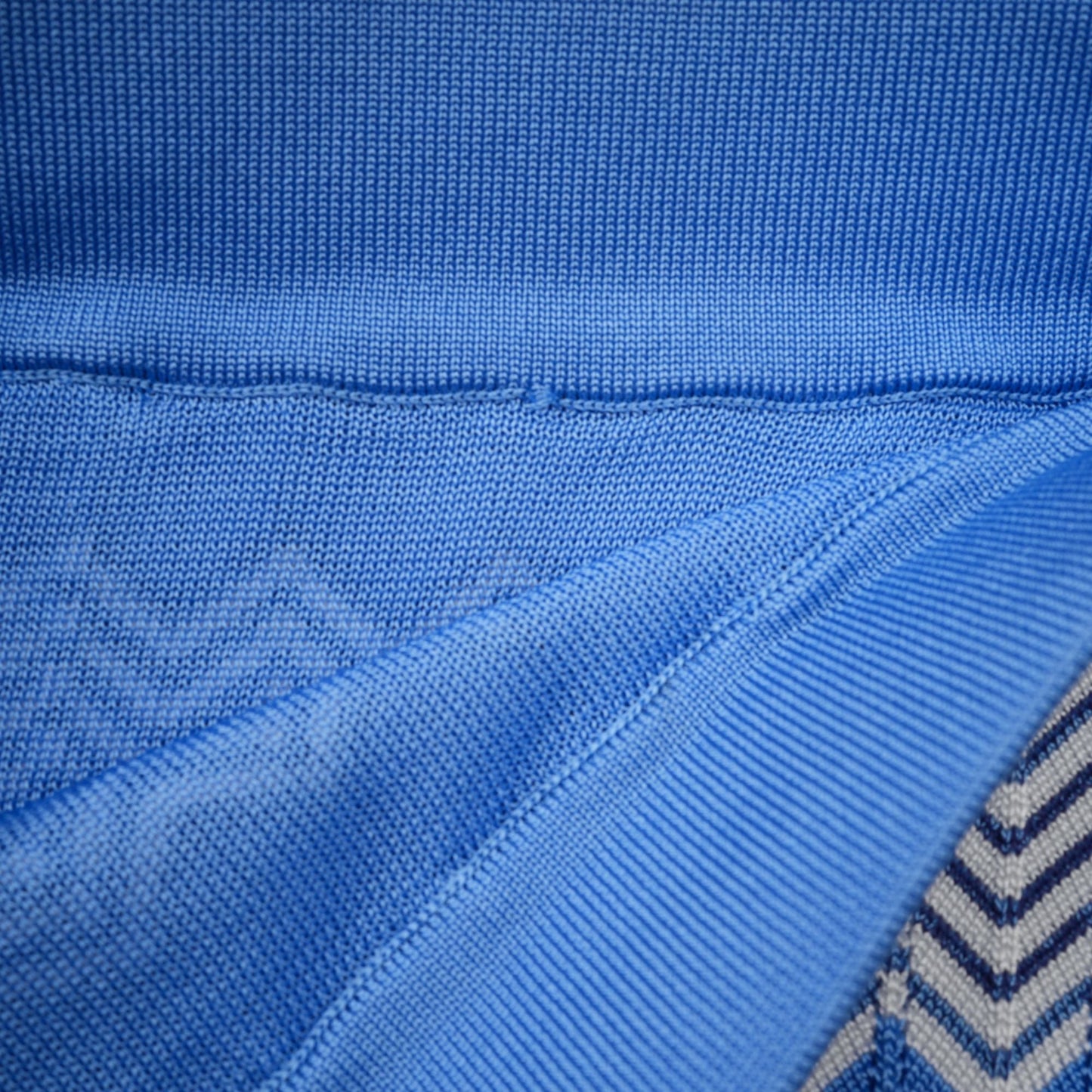Top y falda de punto azul con diseño en zigzag