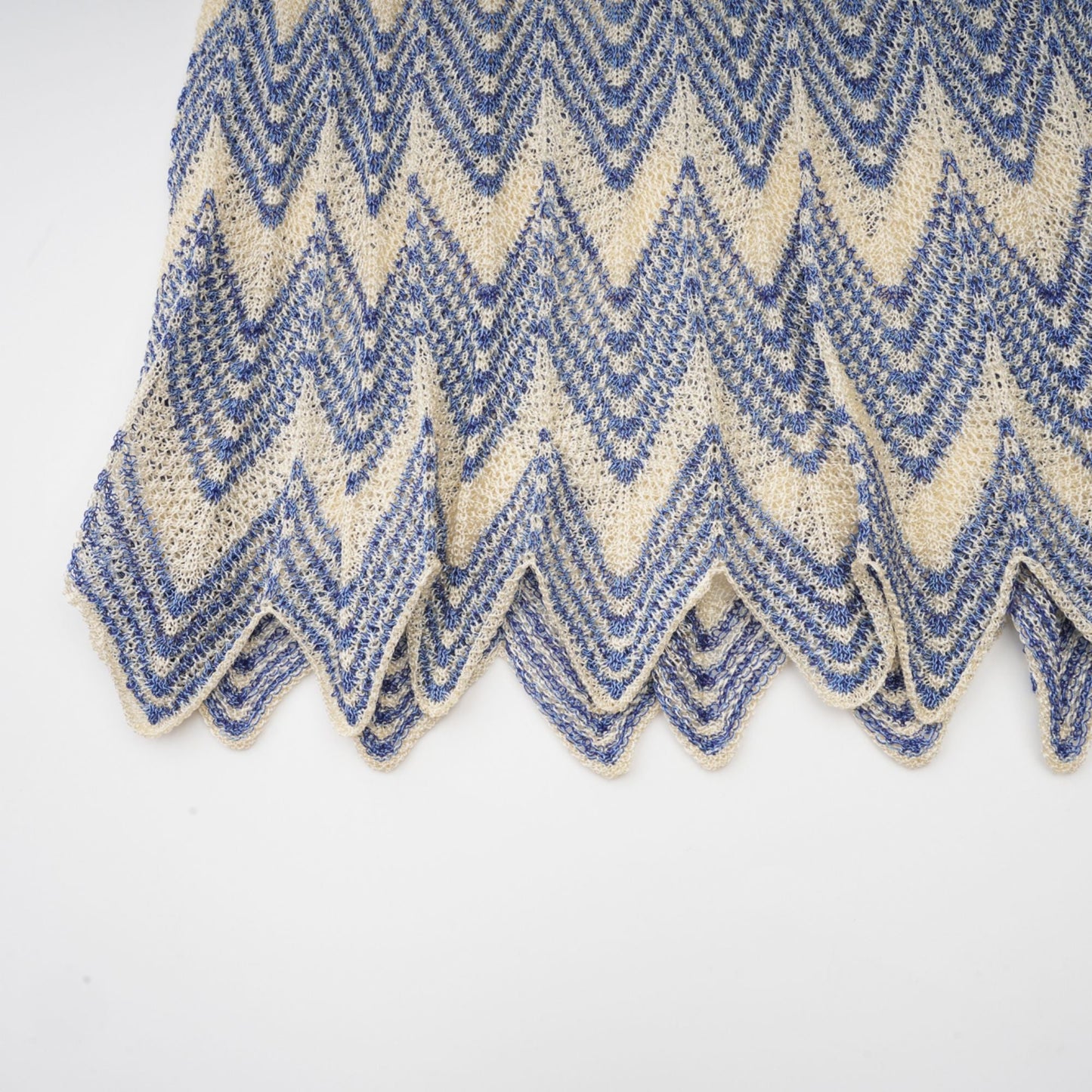 Top y falda de punto azul con diseño en zigzag