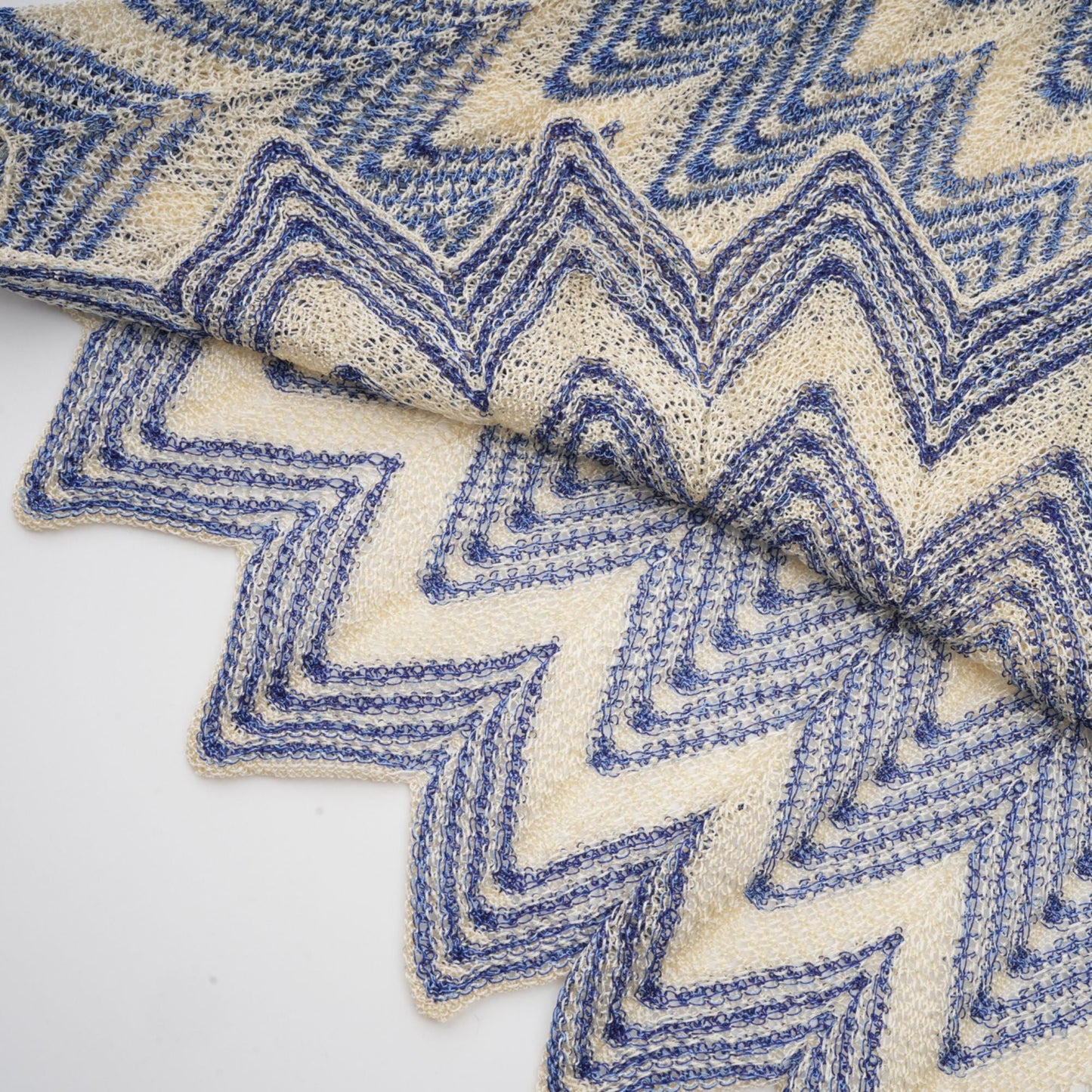 Top y falda de punto azul con diseño en zigzag