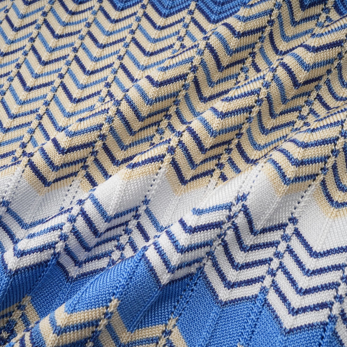 Top y falda de punto azul con diseño en zigzag