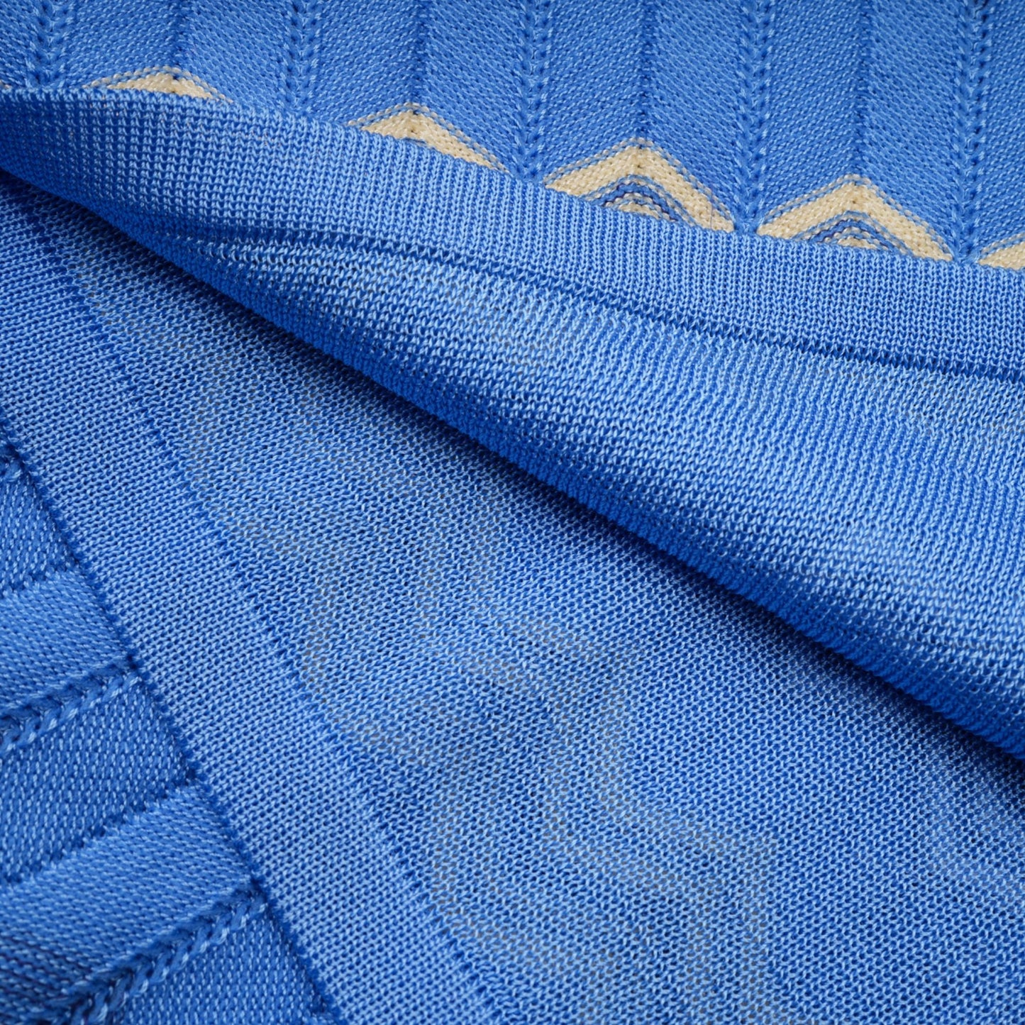 Top y falda de punto azul con diseño en zigzag