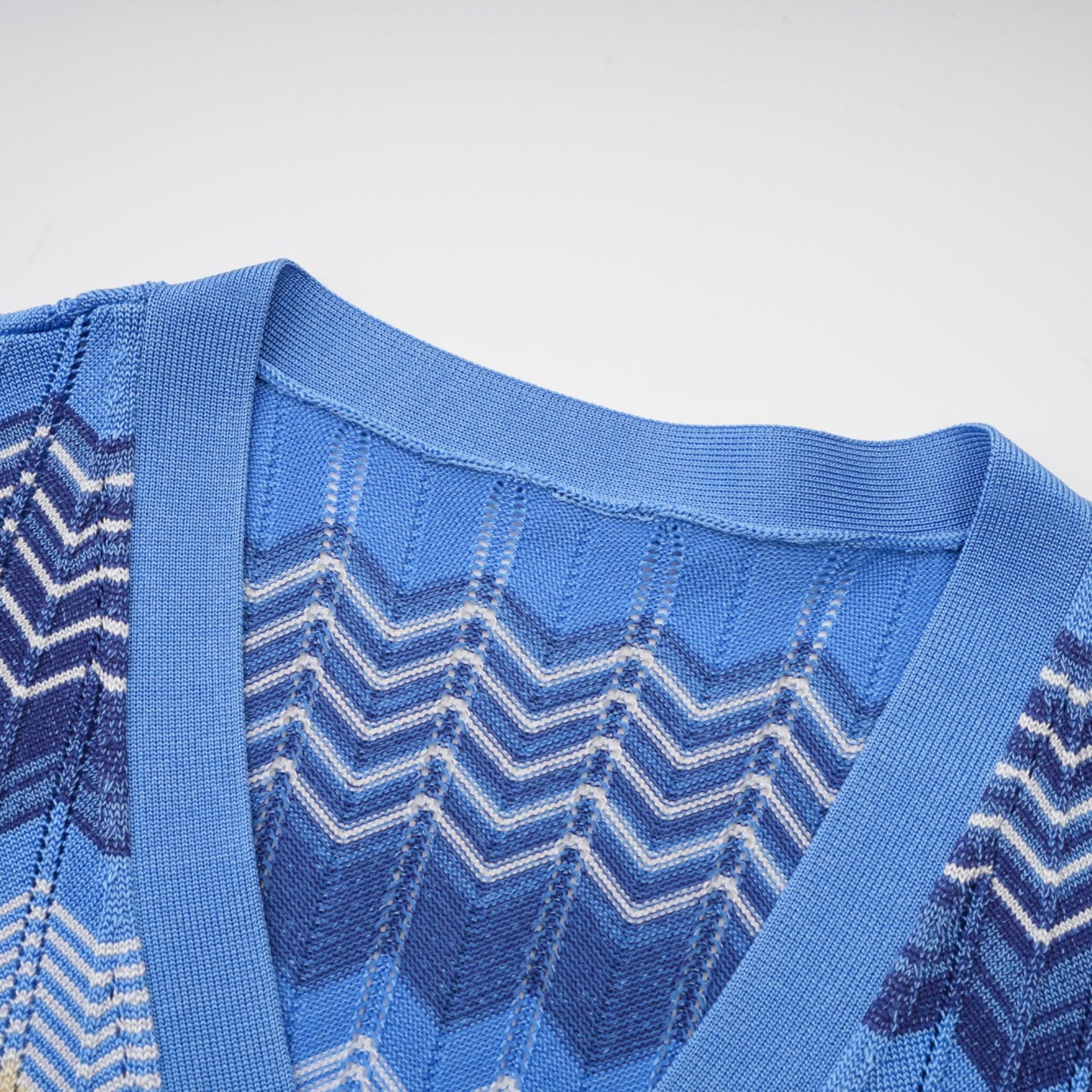 Top y falda de punto azul con diseño en zigzag