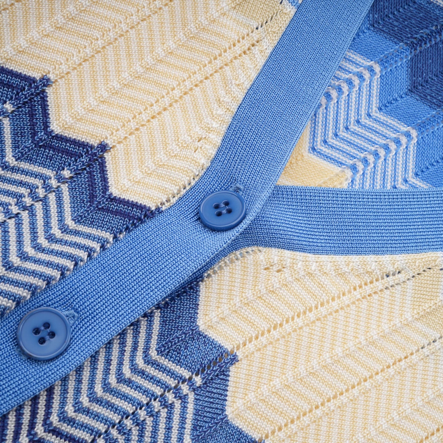 Top y falda de punto azul con diseño en zigzag