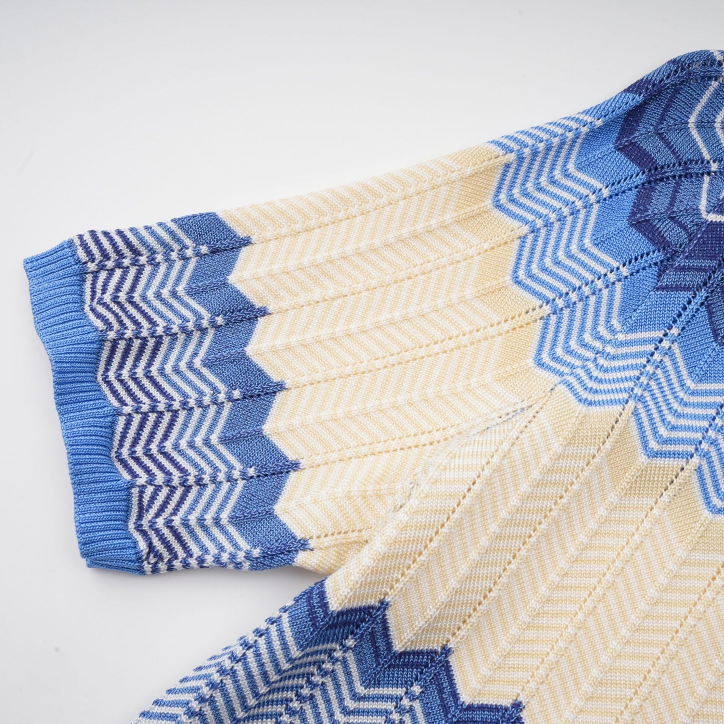 Top y falda de punto azul con diseño en zigzag